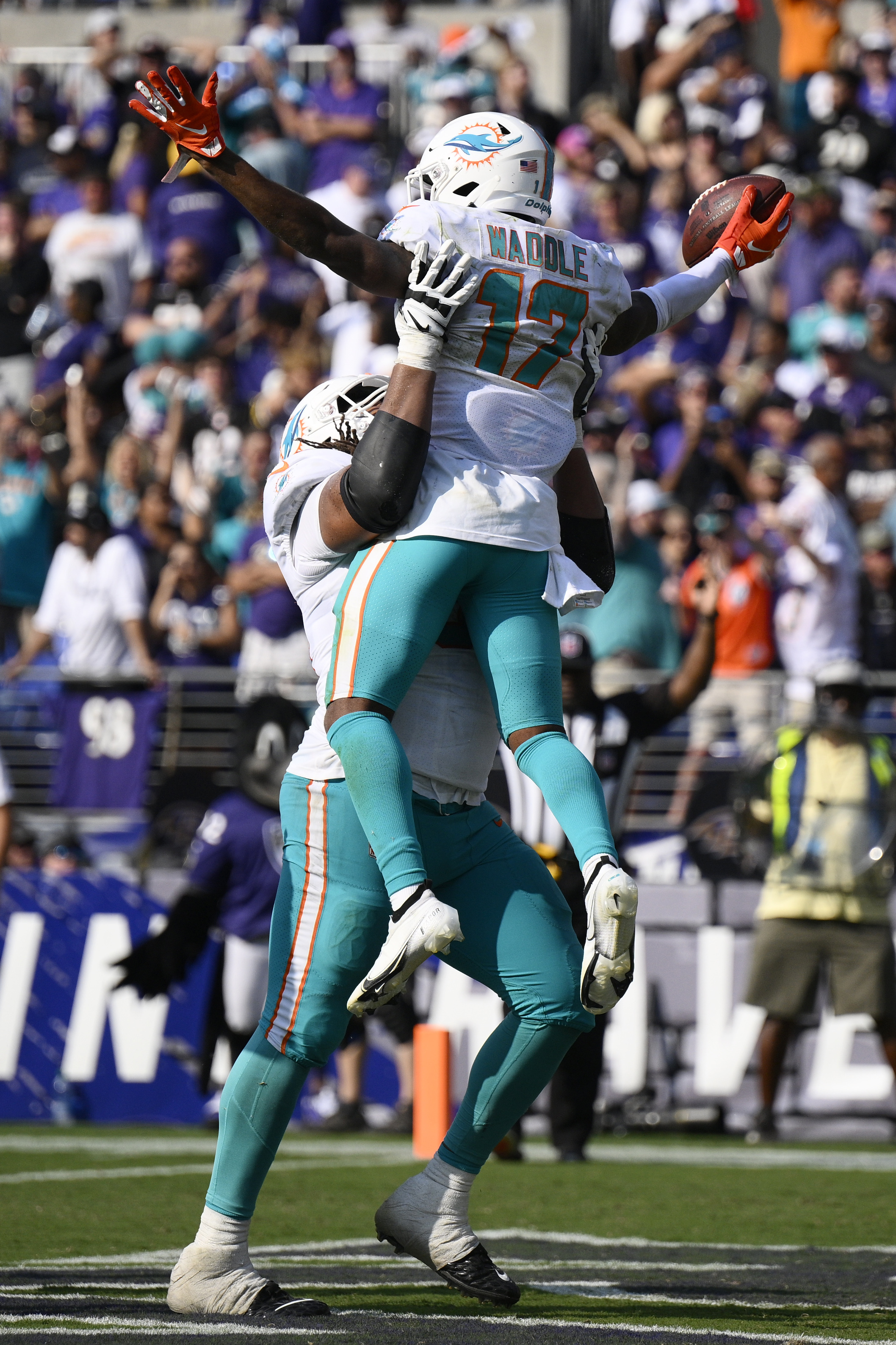 Tagovailoa, Dolphins rally from 21 down beat Ravens 42-38