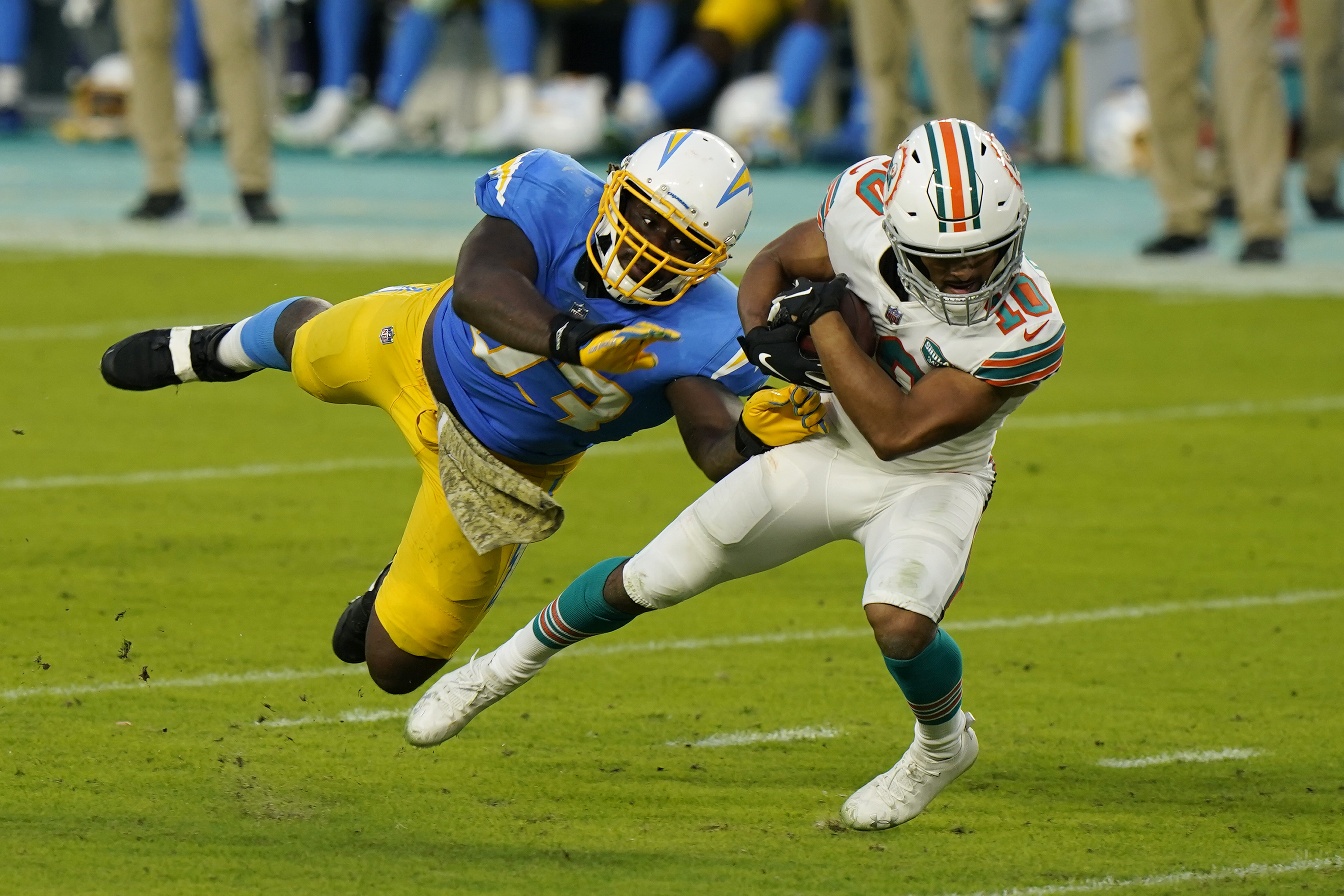 Dolphins earn 5th straight win by beating Chargers 29-21