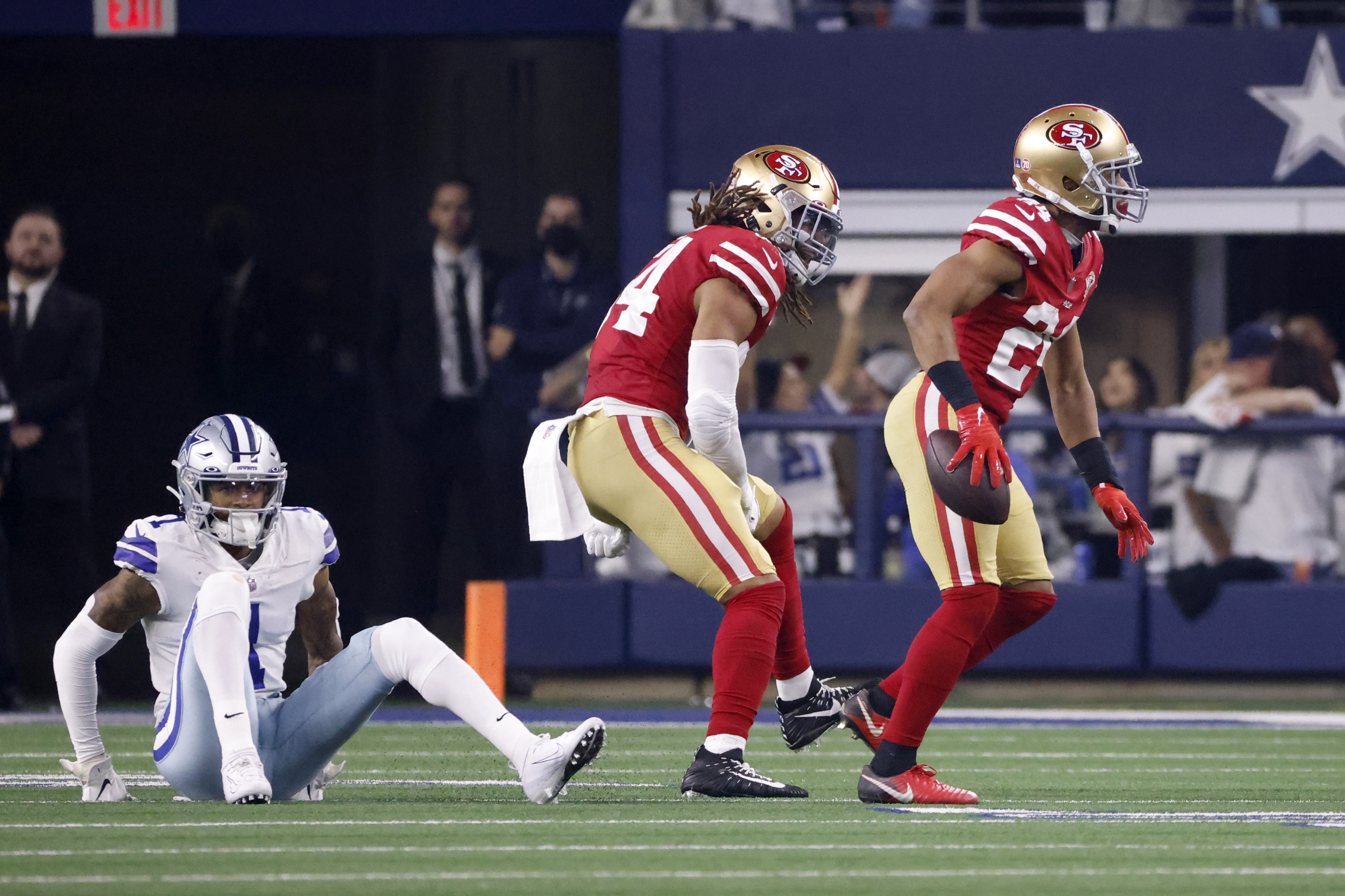 Cowboys misspell Leighton Vander Esch's last name on jersey for 49ers game