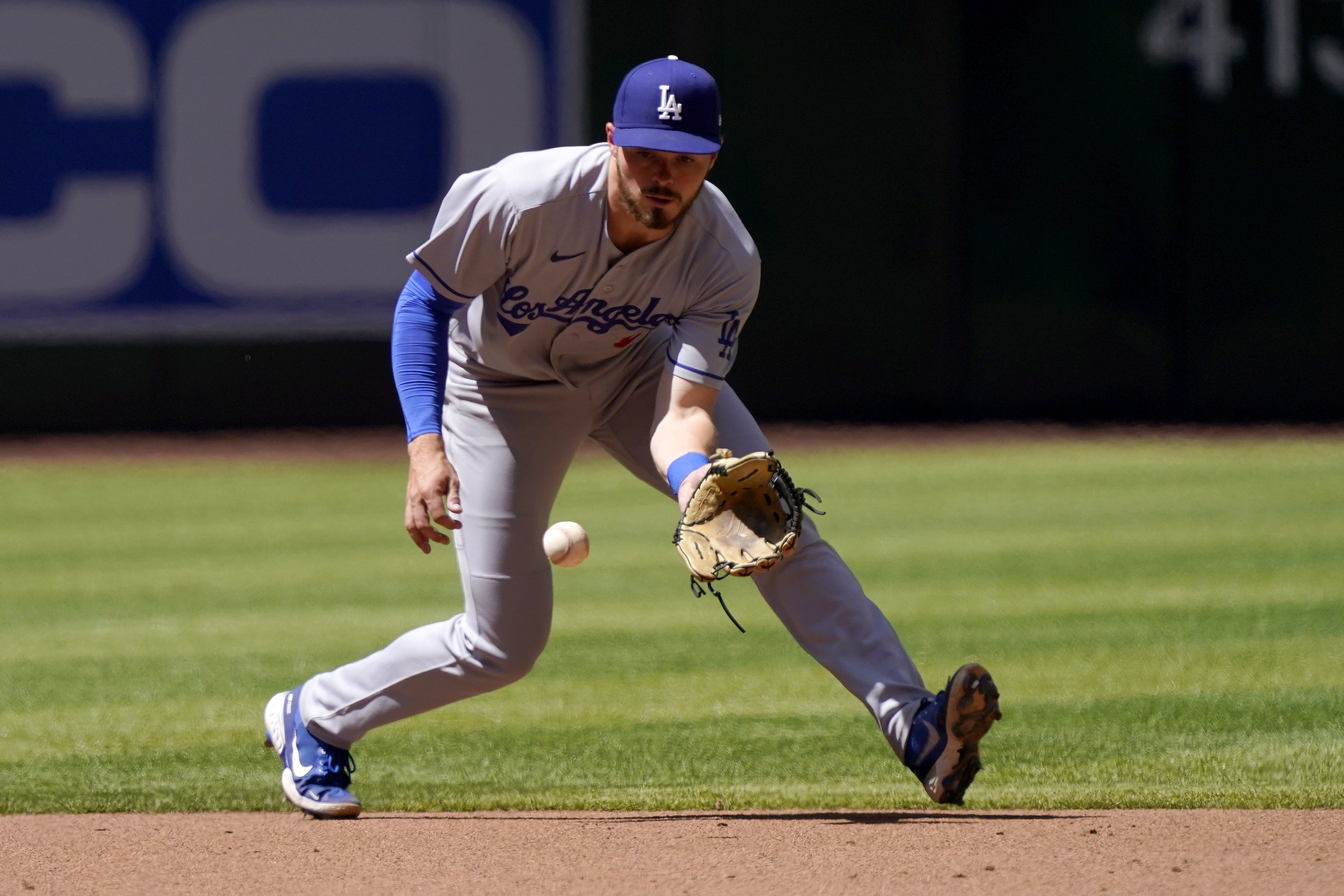 Diamondbacks score twice after error to beat Dodgers 3-1