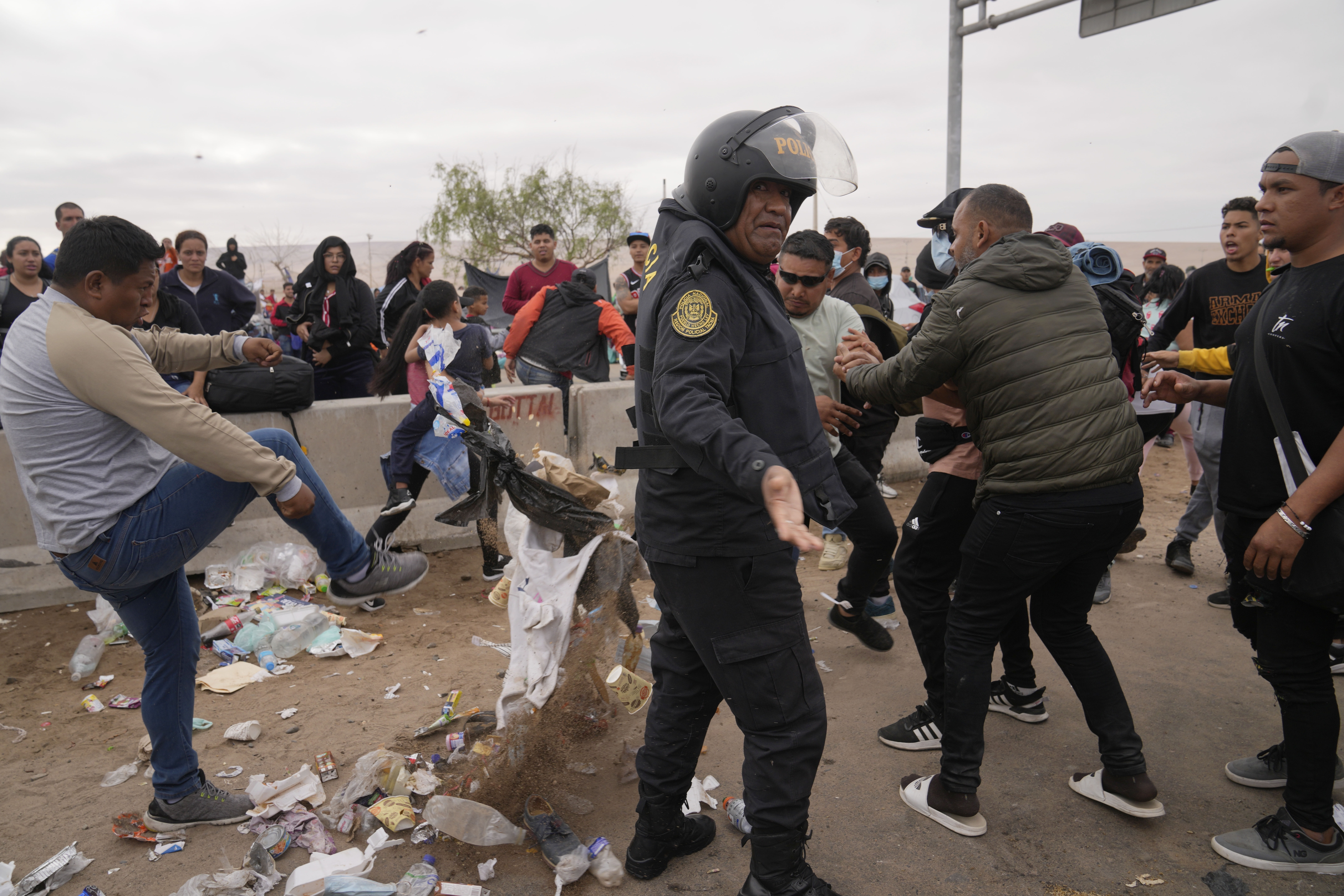 Sube tensión por migrantes varados en frontera Perú-Chile