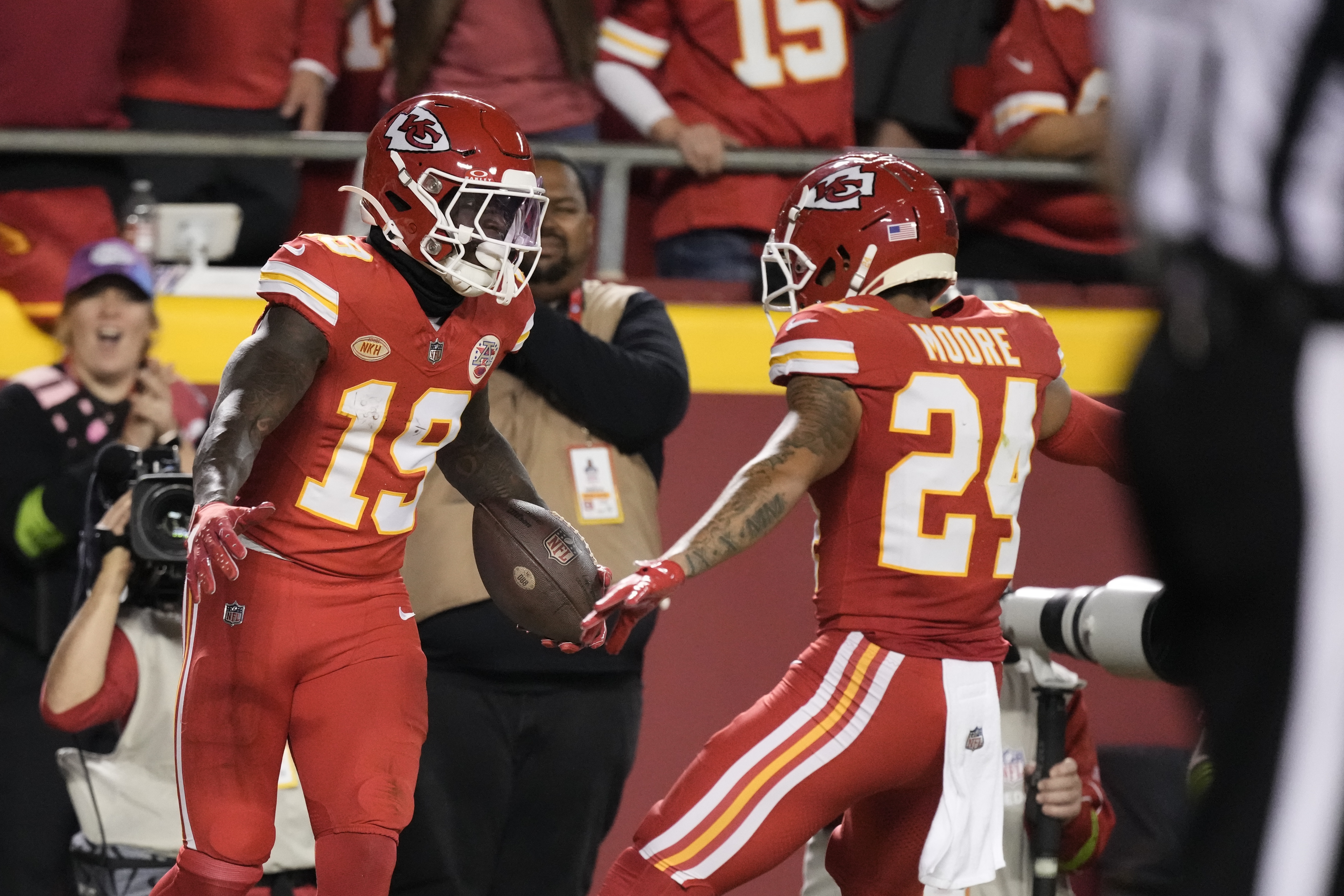 Travis Kelce, two other Chiefs being placed on Reserve/COVID-19 list -  Arrowhead Pride