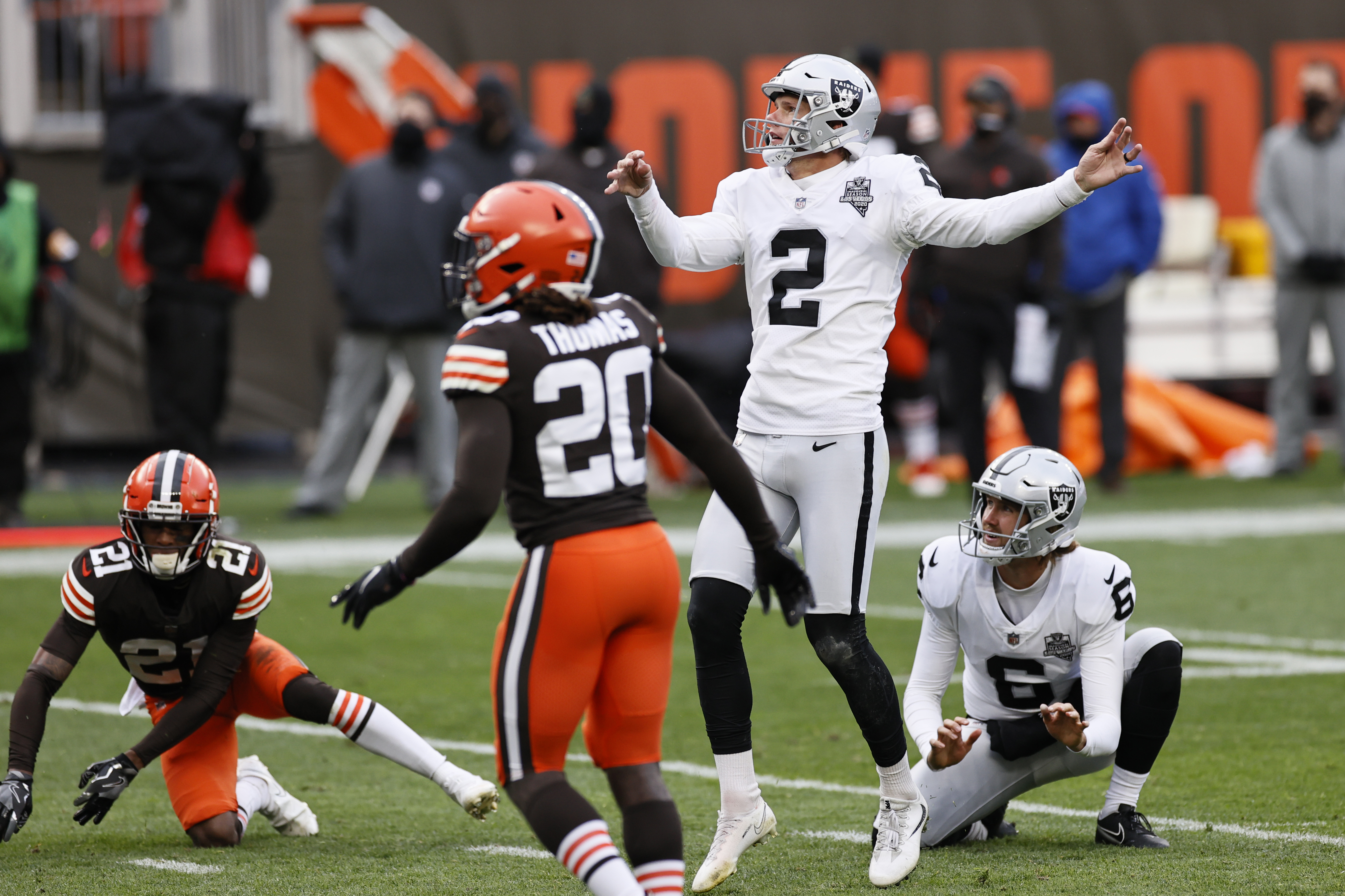 Carr, Raiders overcome windy, wintry weather to down Browns