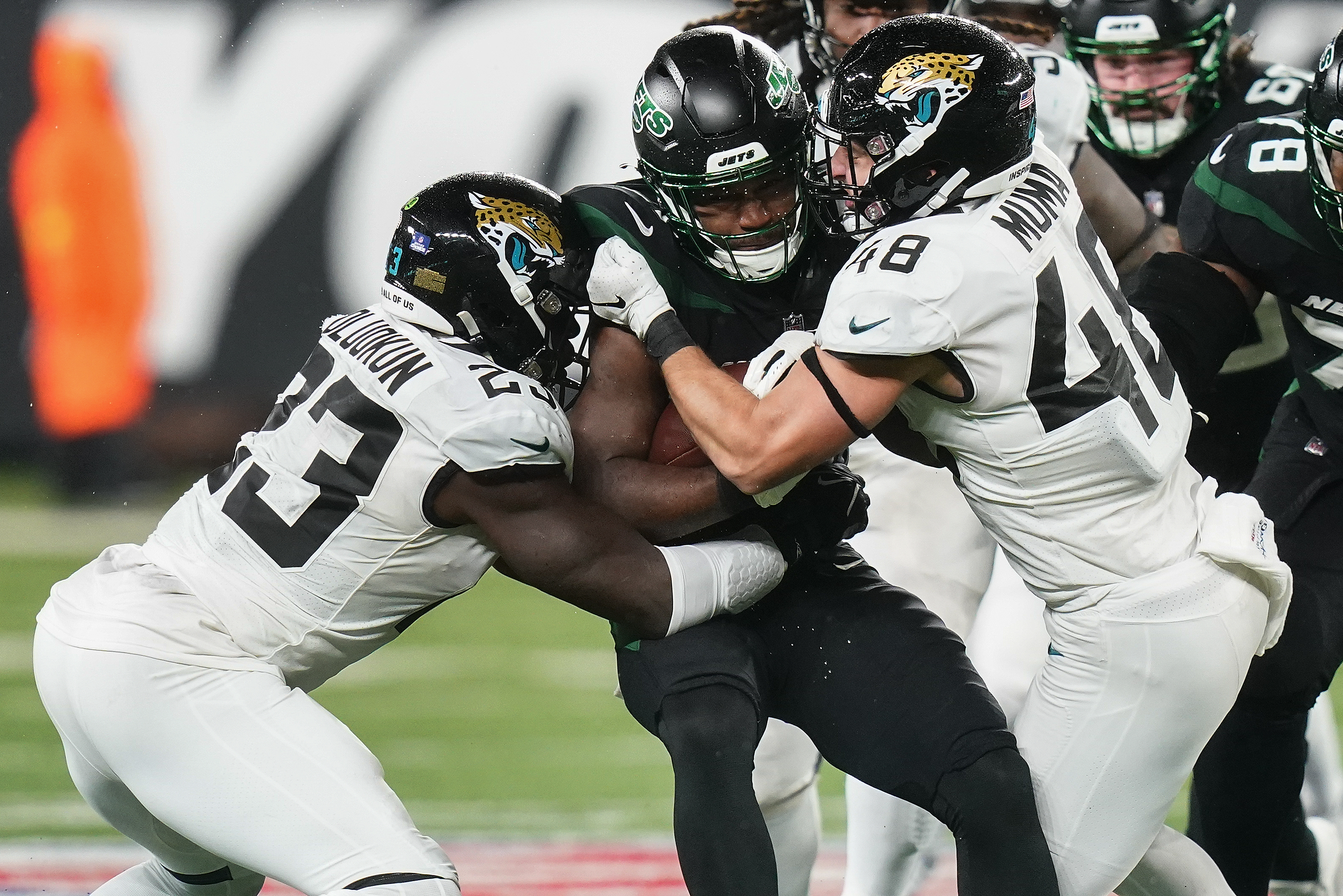 Lawrence, Jaguars continue playoff push, outclass Jets 19-3