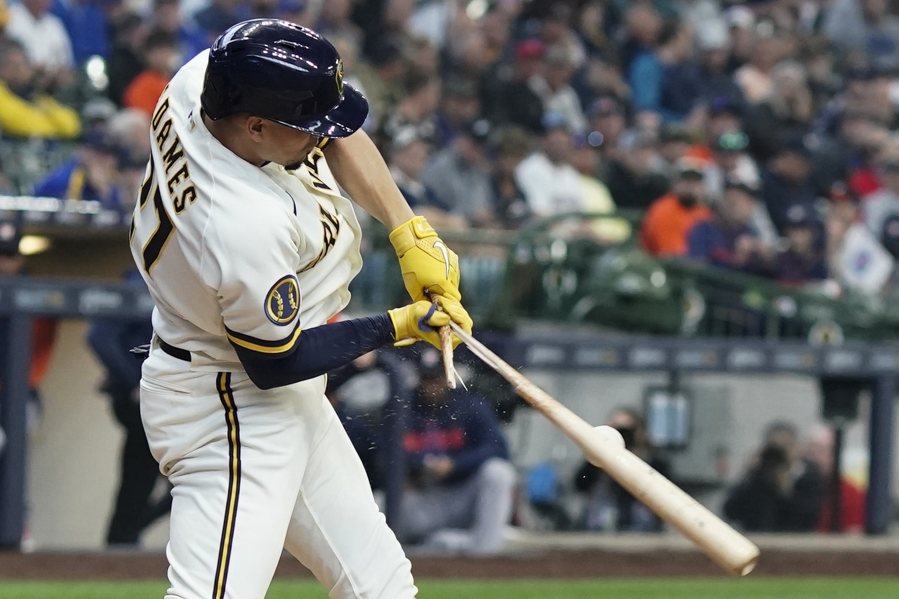 Willy Adames struck by foul ball, Brewers pummeled by Giants 15-1