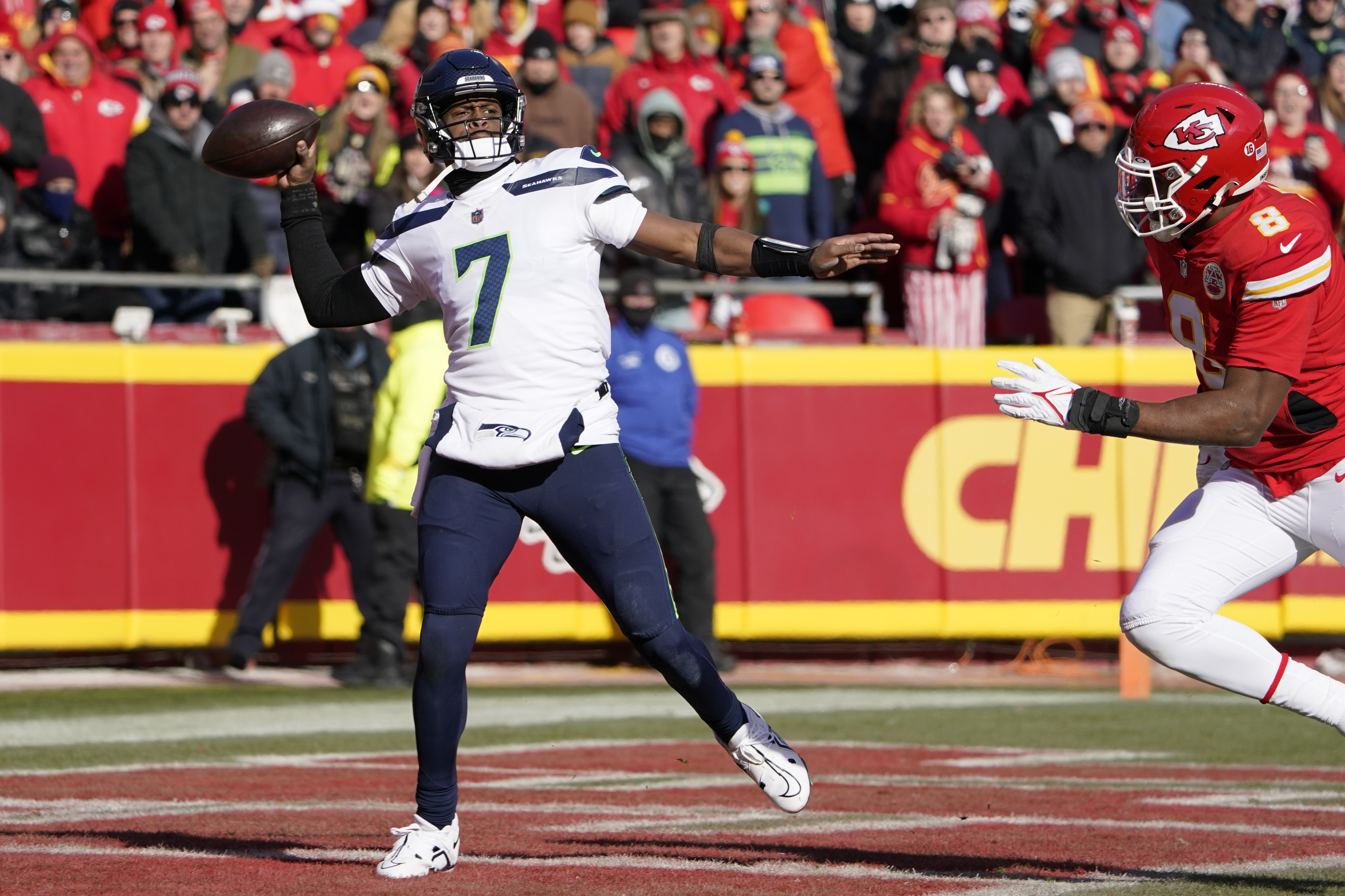 NFL roundup: Chiefs rally from 24 points down to beat Texans 51-31; Packers  hold off Seahawks 28-23