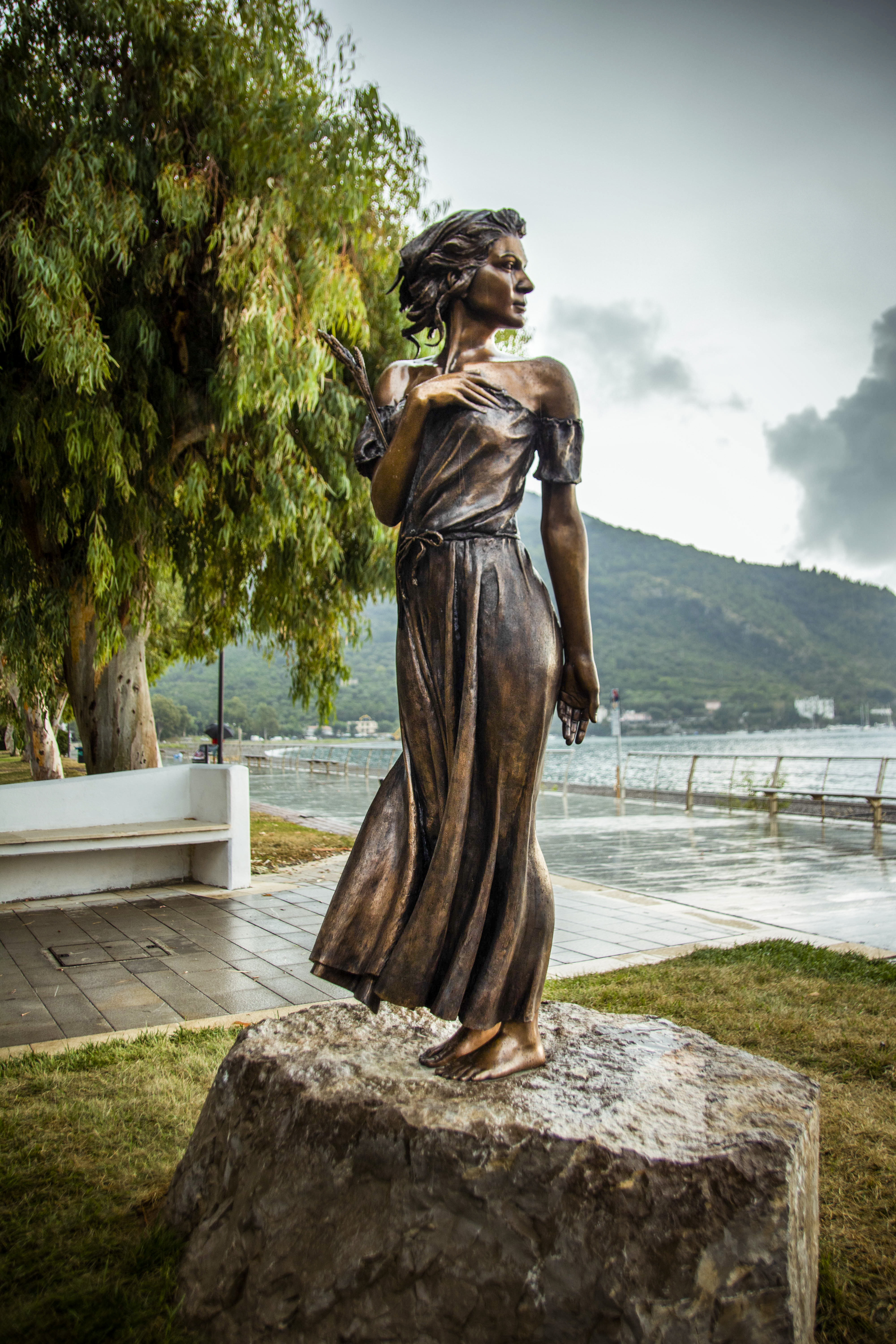 アンティーク　スペイン・ITALICA/イタリカ　『女性像』 Italy: Lithe statue of literary heroine draws sexism charges