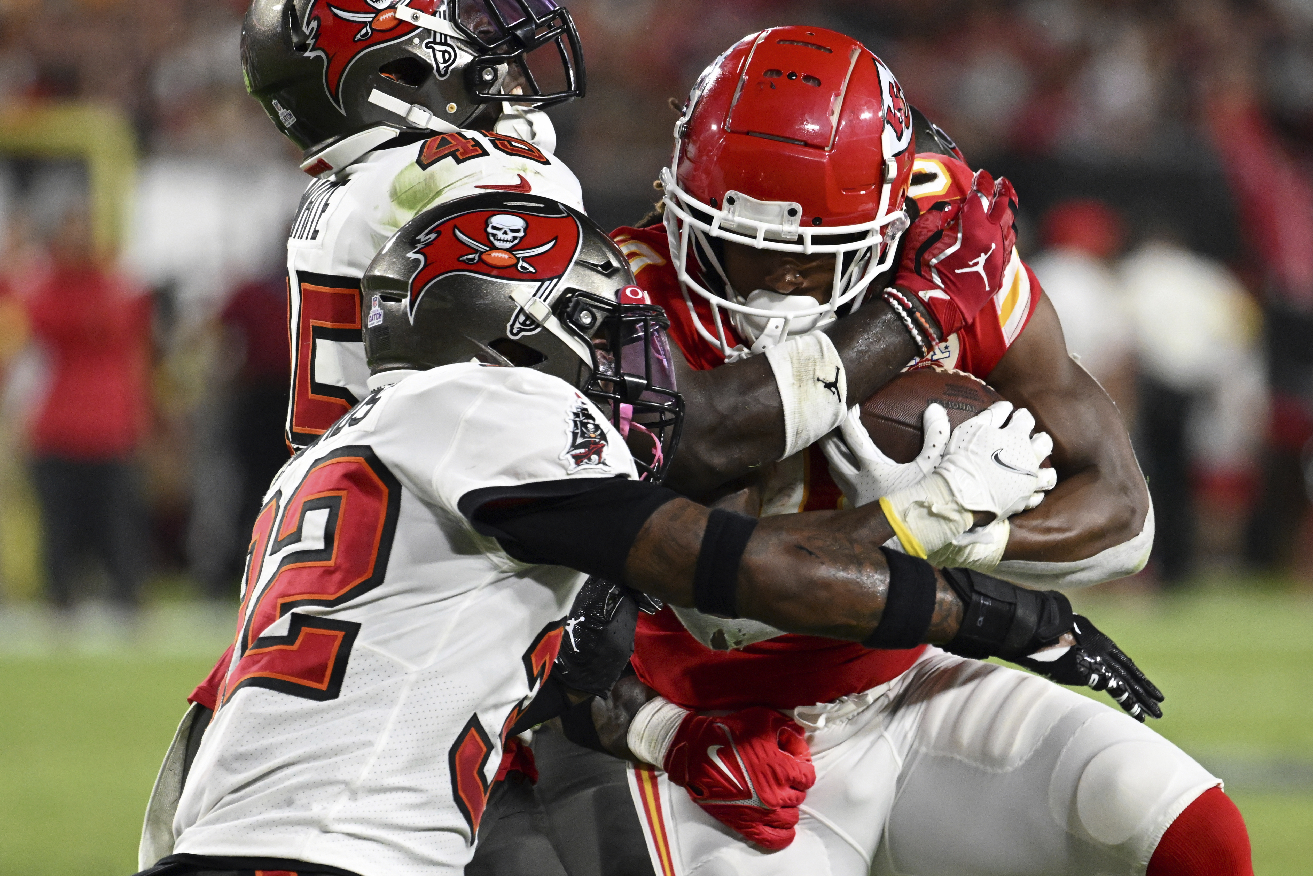 Mahomes throws for 3 TDs, Chiefs overwhelm Buccaneers 41-31