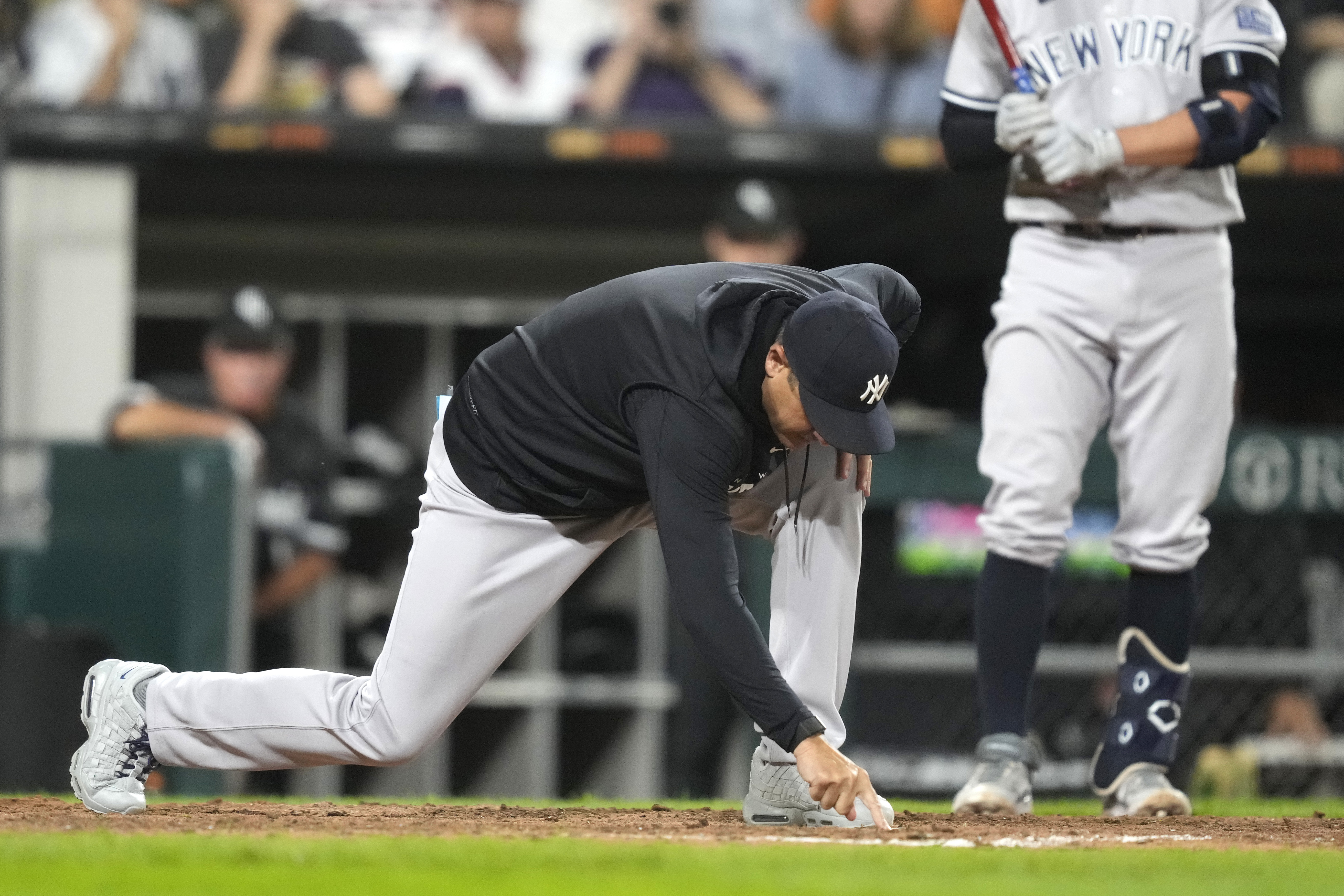 WATCH: Yankees' Aaron Boone imitates umpire after ejection, puts