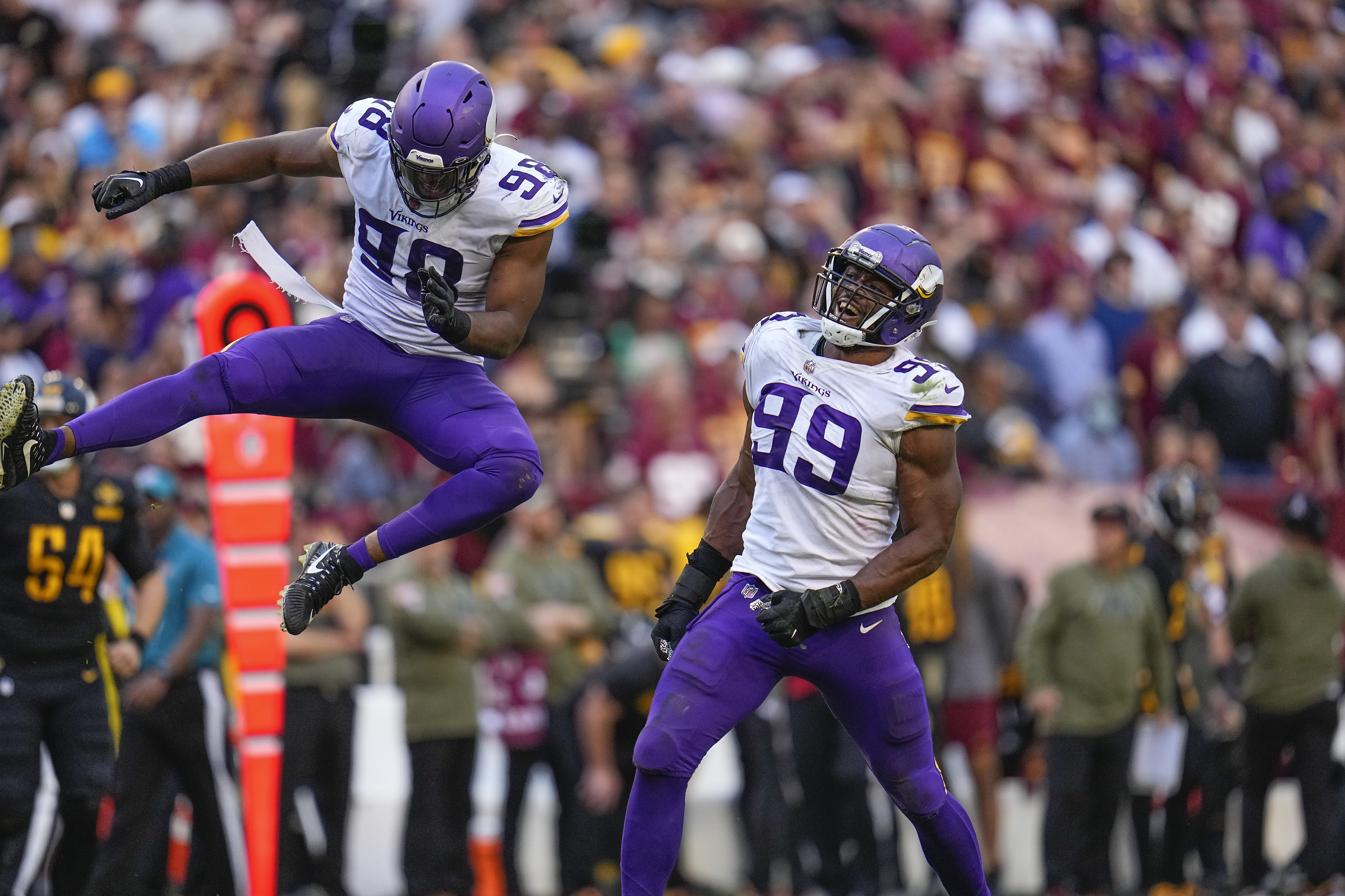 Referee knocks over Vikings' Cam Bynum resulting in touchdown