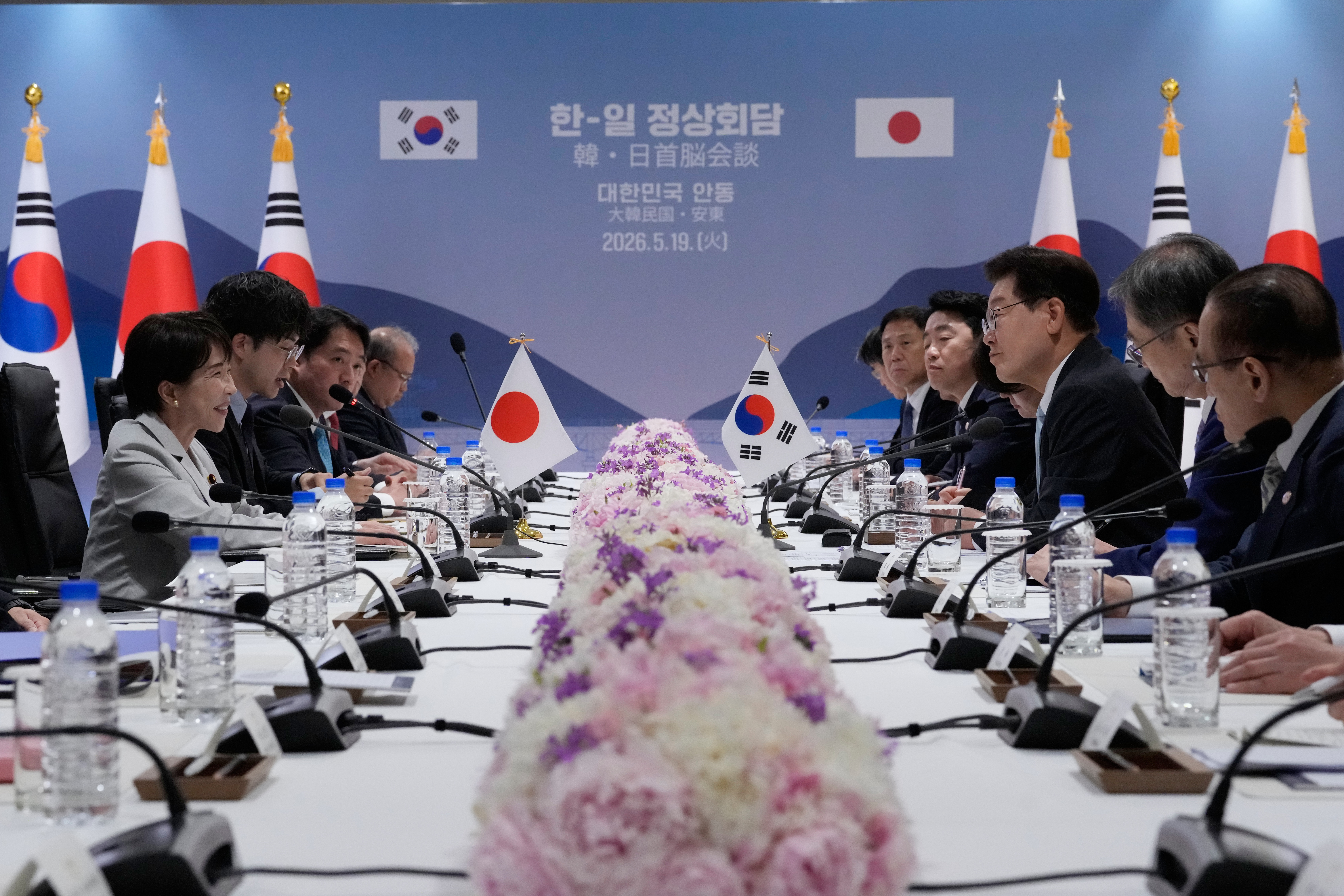 Japanese prime minister travels to meet South Korea president for