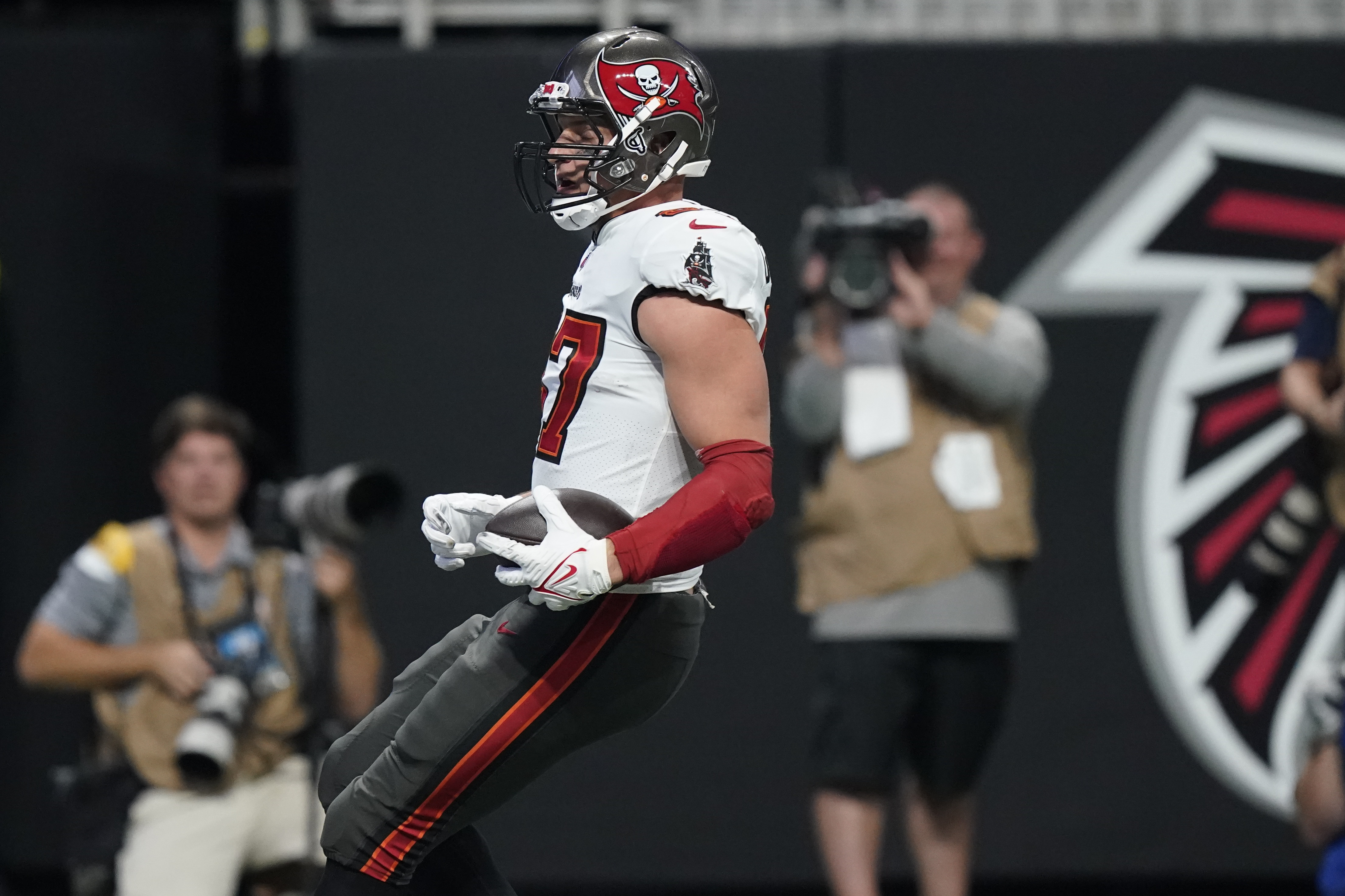 Brady throws for 368 yards, 4 TDs; Bucs beat Falcons 30-17