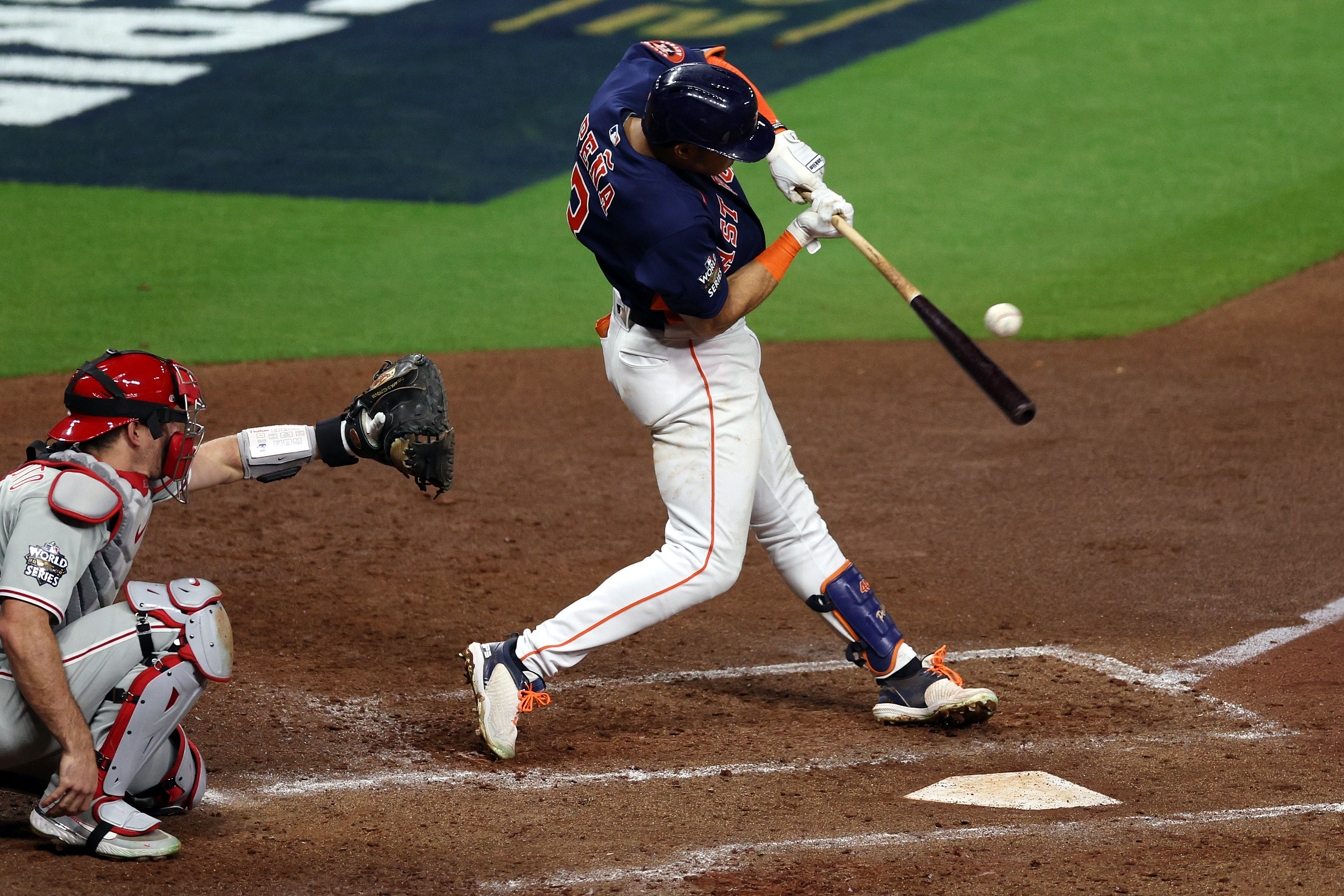 Astros fan snags Yordan Alvarez HR ball in World Series Game 6