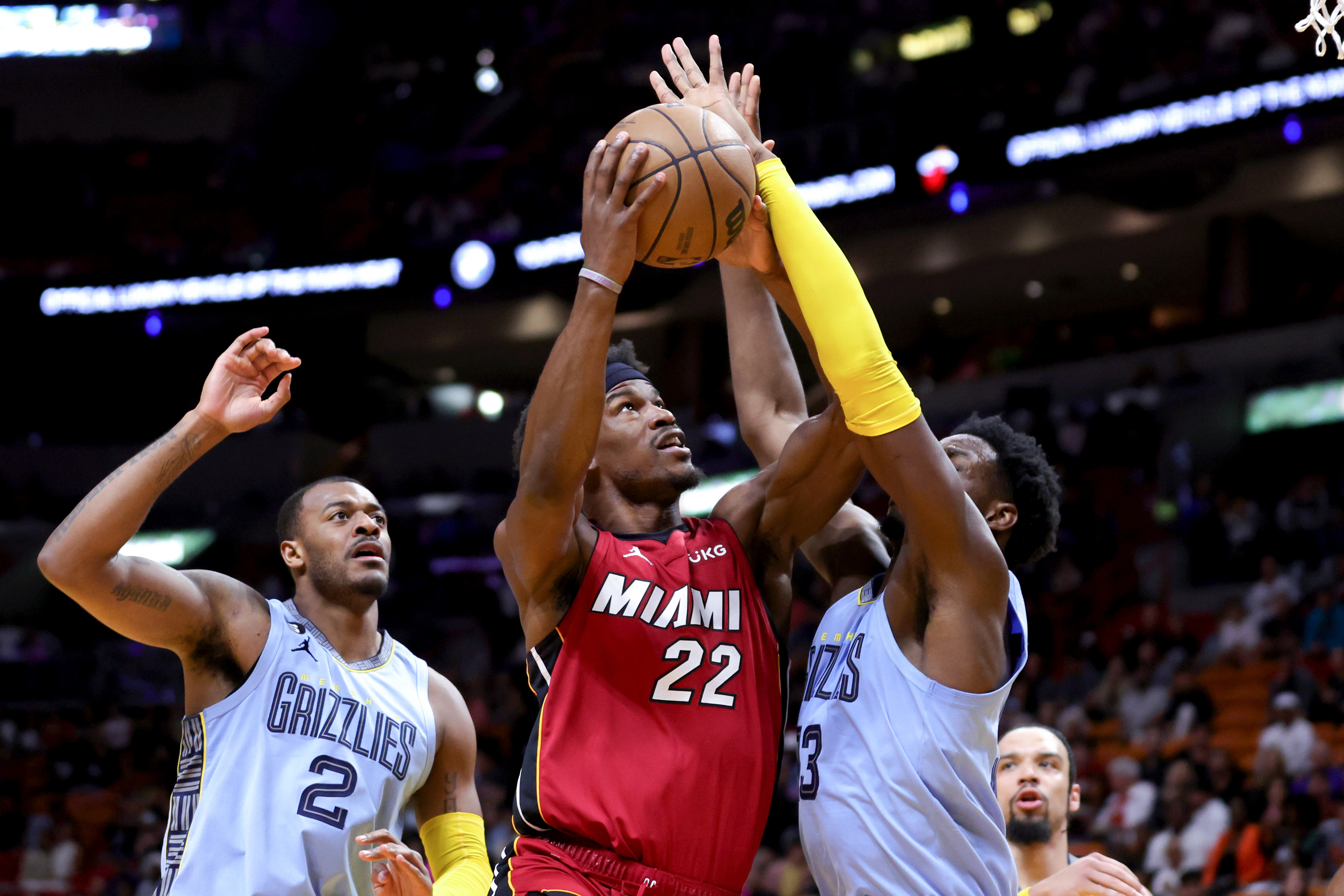 Heat pull away from Grizzlies for opening win