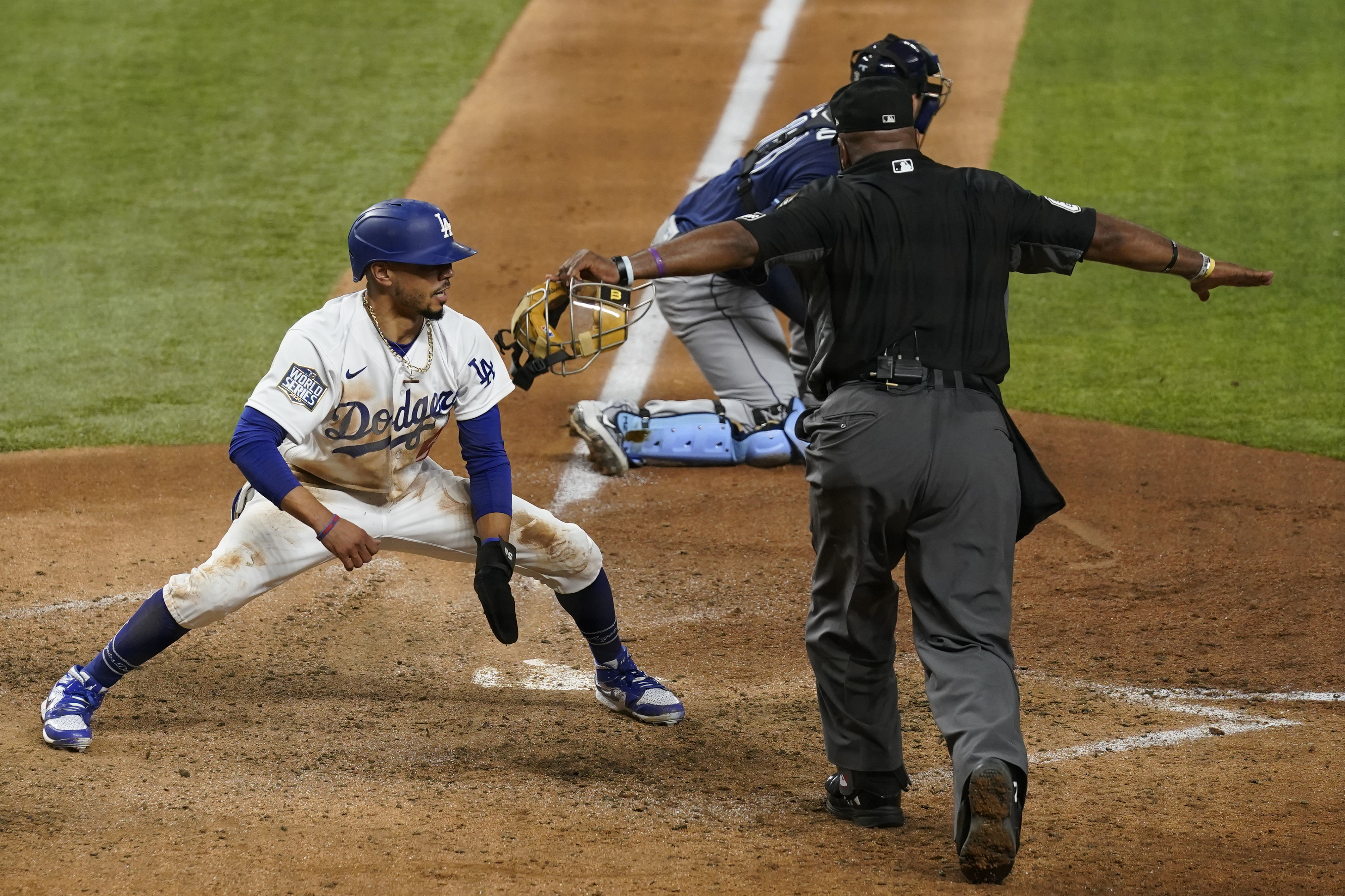 Dodgers-Braves NLCS: Mookie Betts robs Marcell Ozuna with