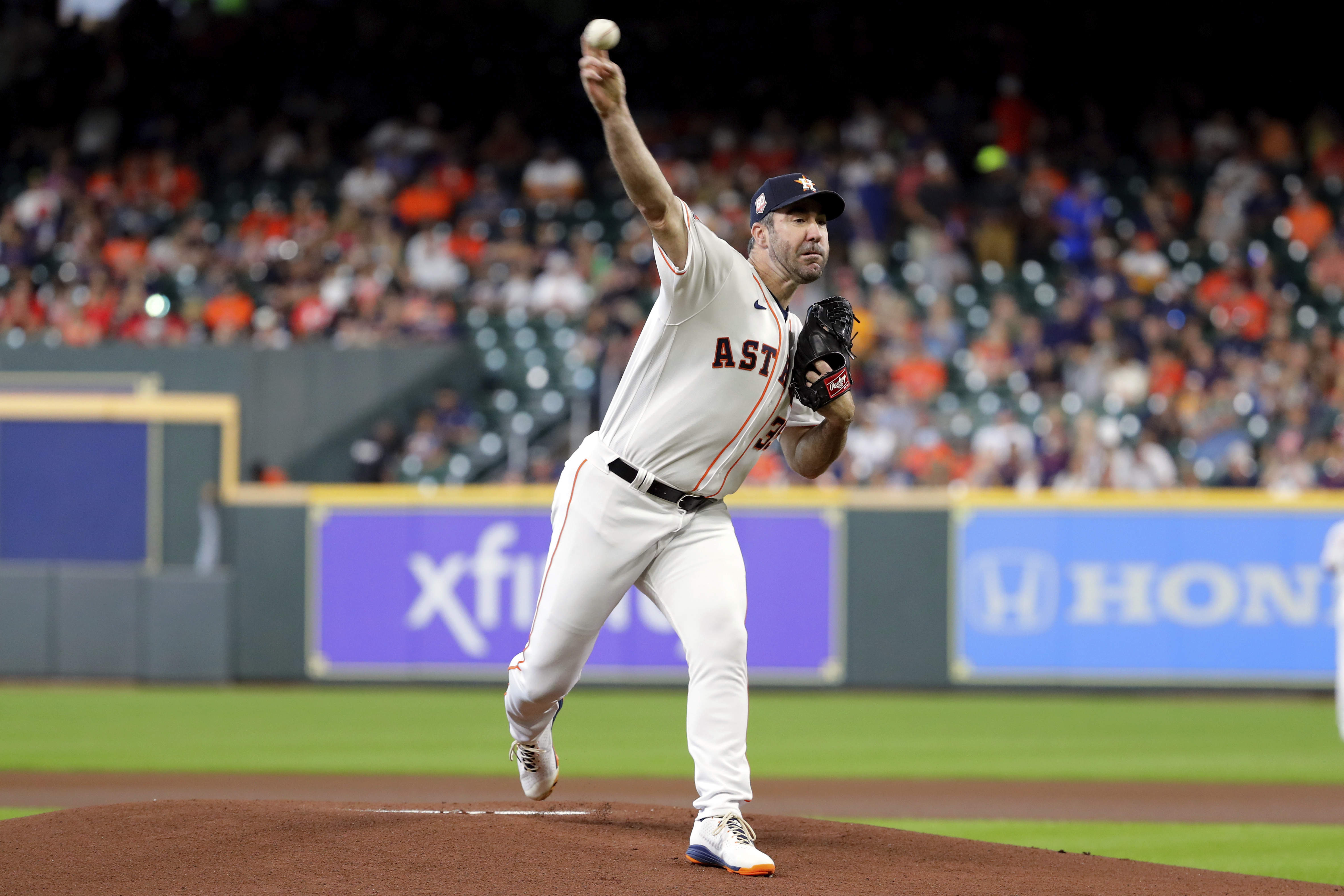 Verlander gets MLB-leading 11th win as Astros down KC 5-2