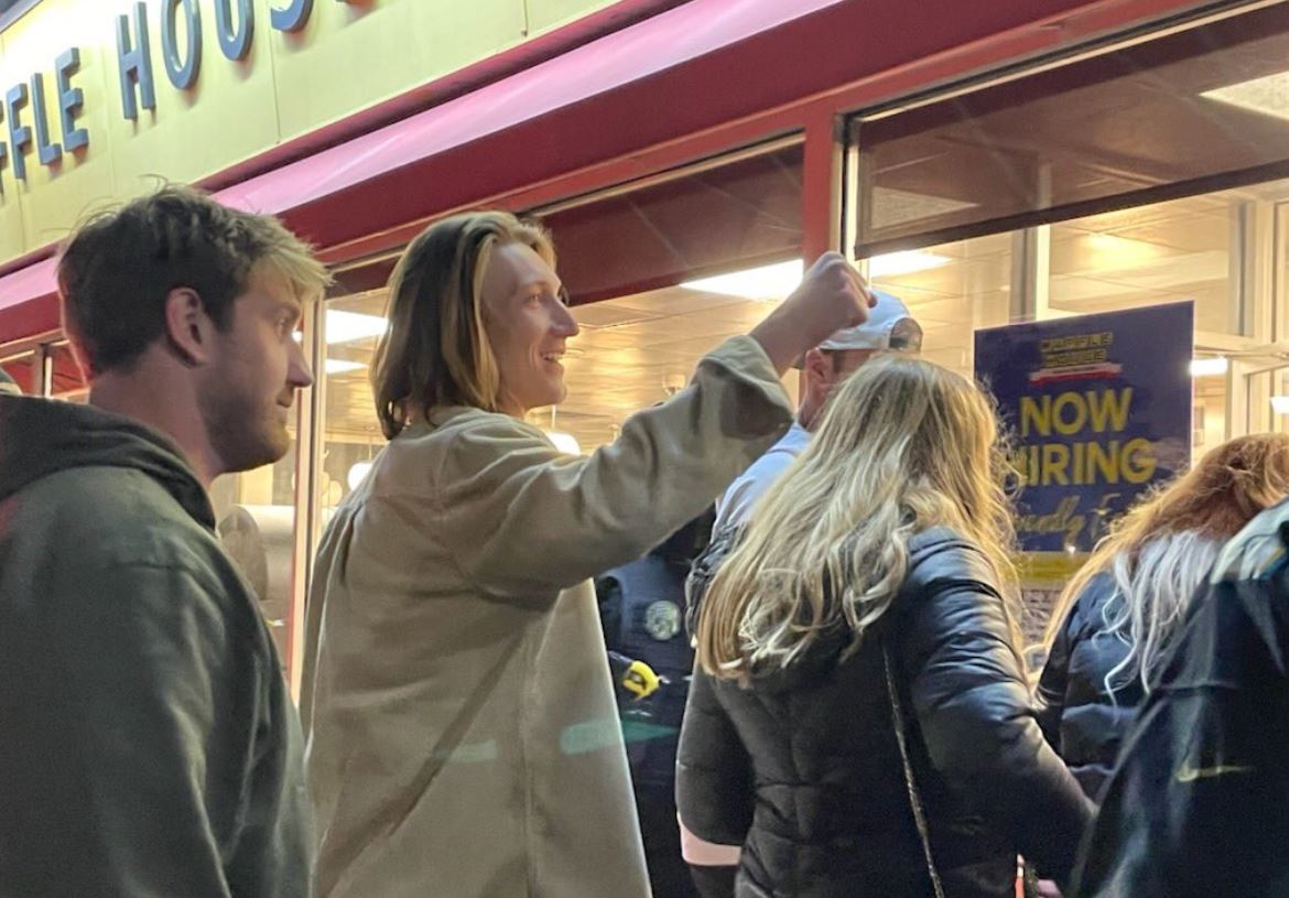 Jaguars QB Trevor Lawrence celebrates comeback playoff win at Waffle House, Trending