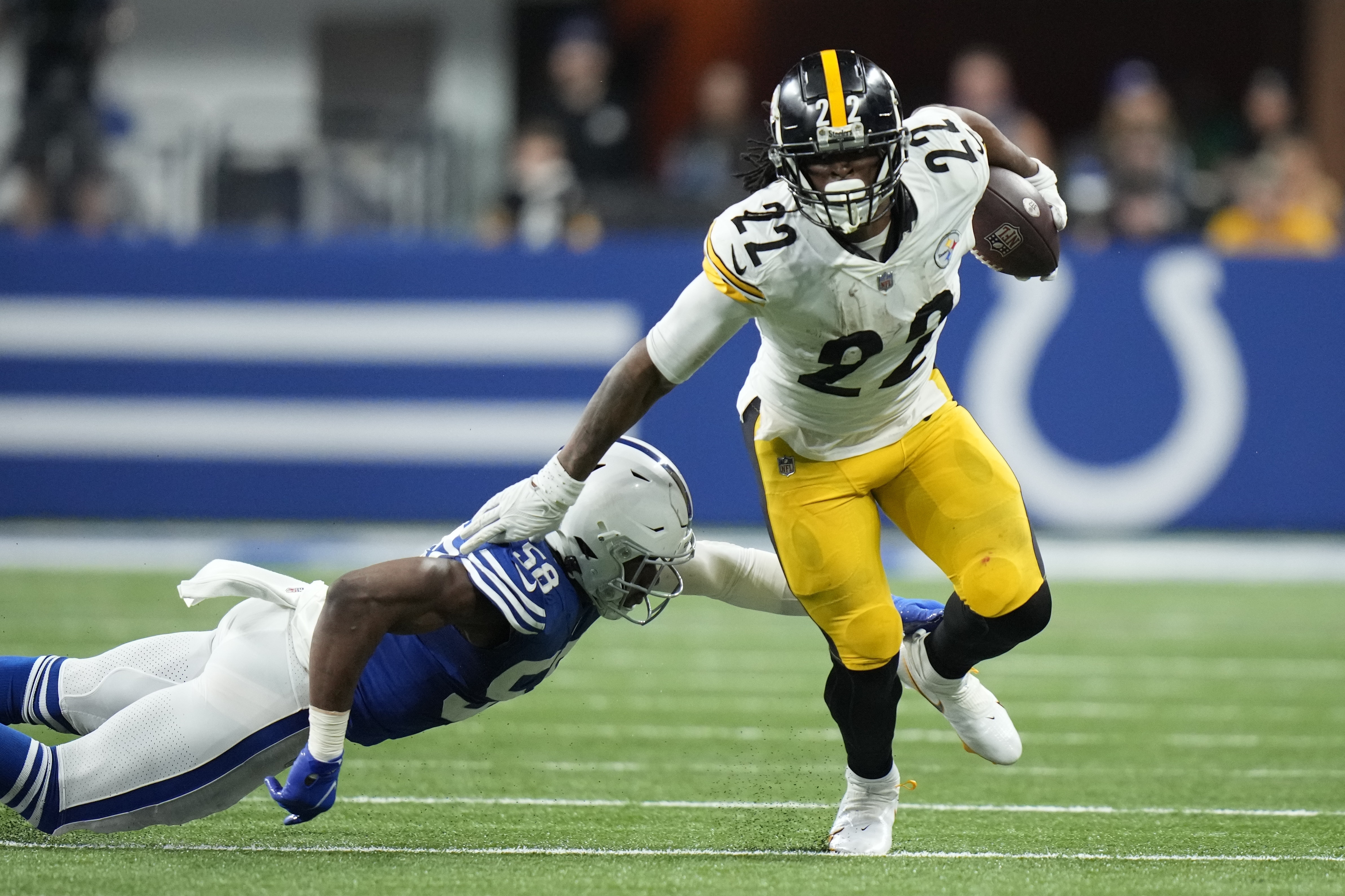 Snell Runs for Go-ahead TD, Steelers Hold Off Colts 24-17 - Bloomberg