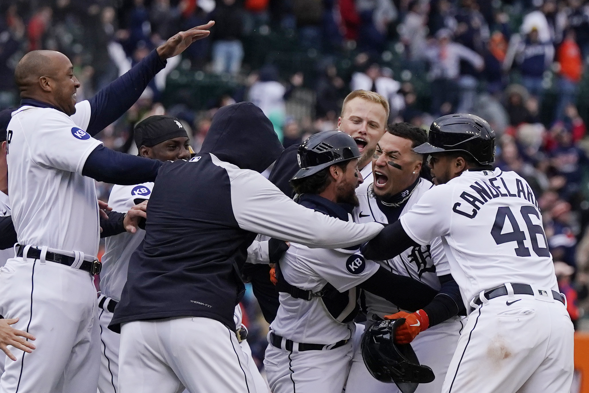 Báez Single, Game-Ending Review Lifts Tigers Over White Sox