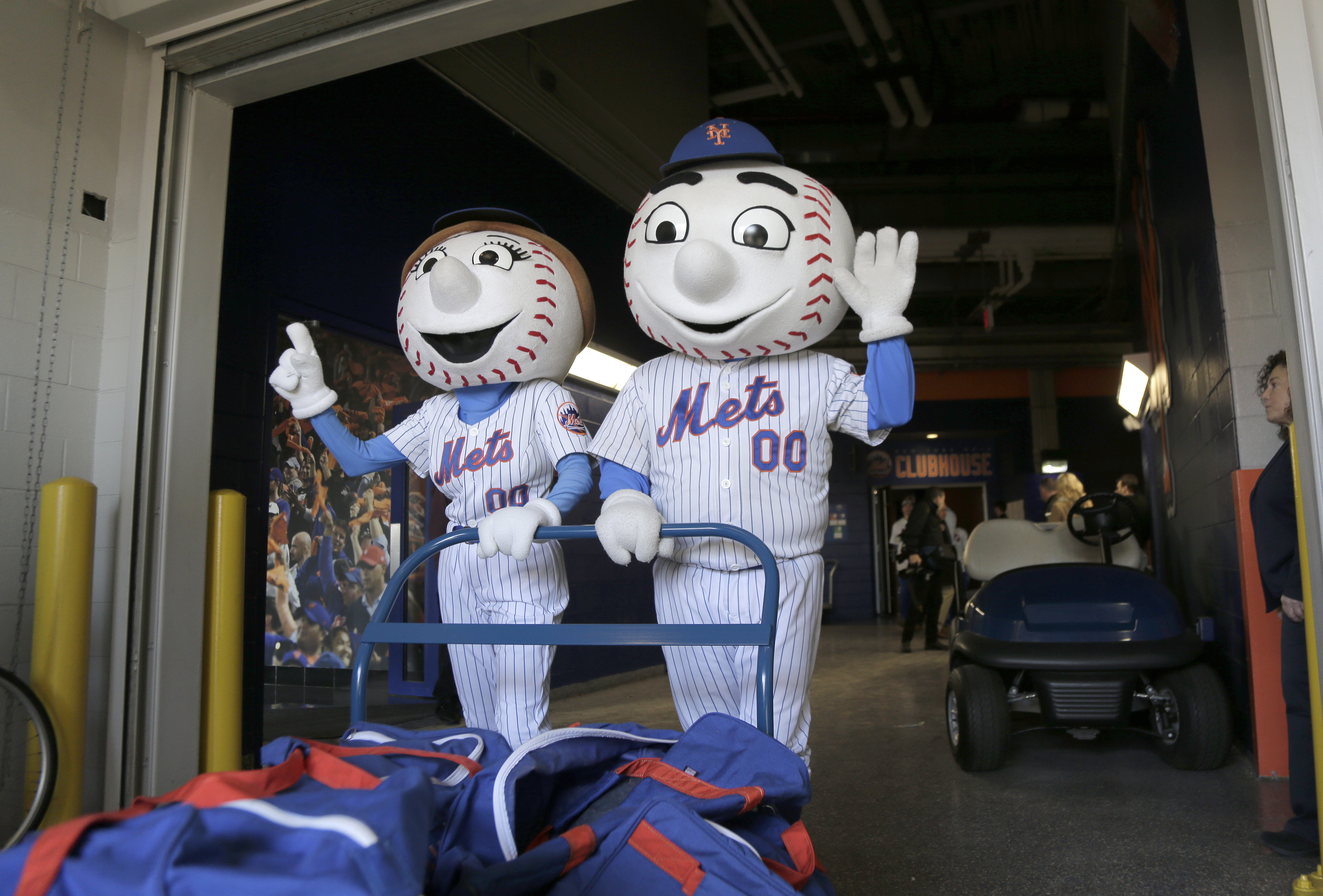 Orbit vs Phillie Phanatic: World Series for the green mascots