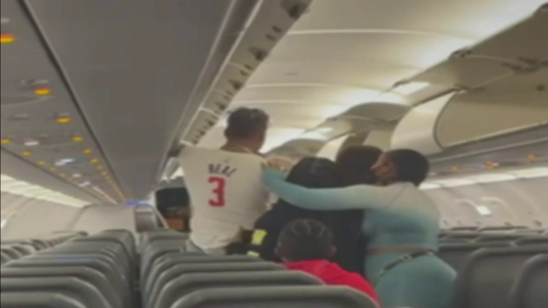 Testigo: Atacante 'racista' fue liberado después de pelea en vuelo de Frontier  Airlines