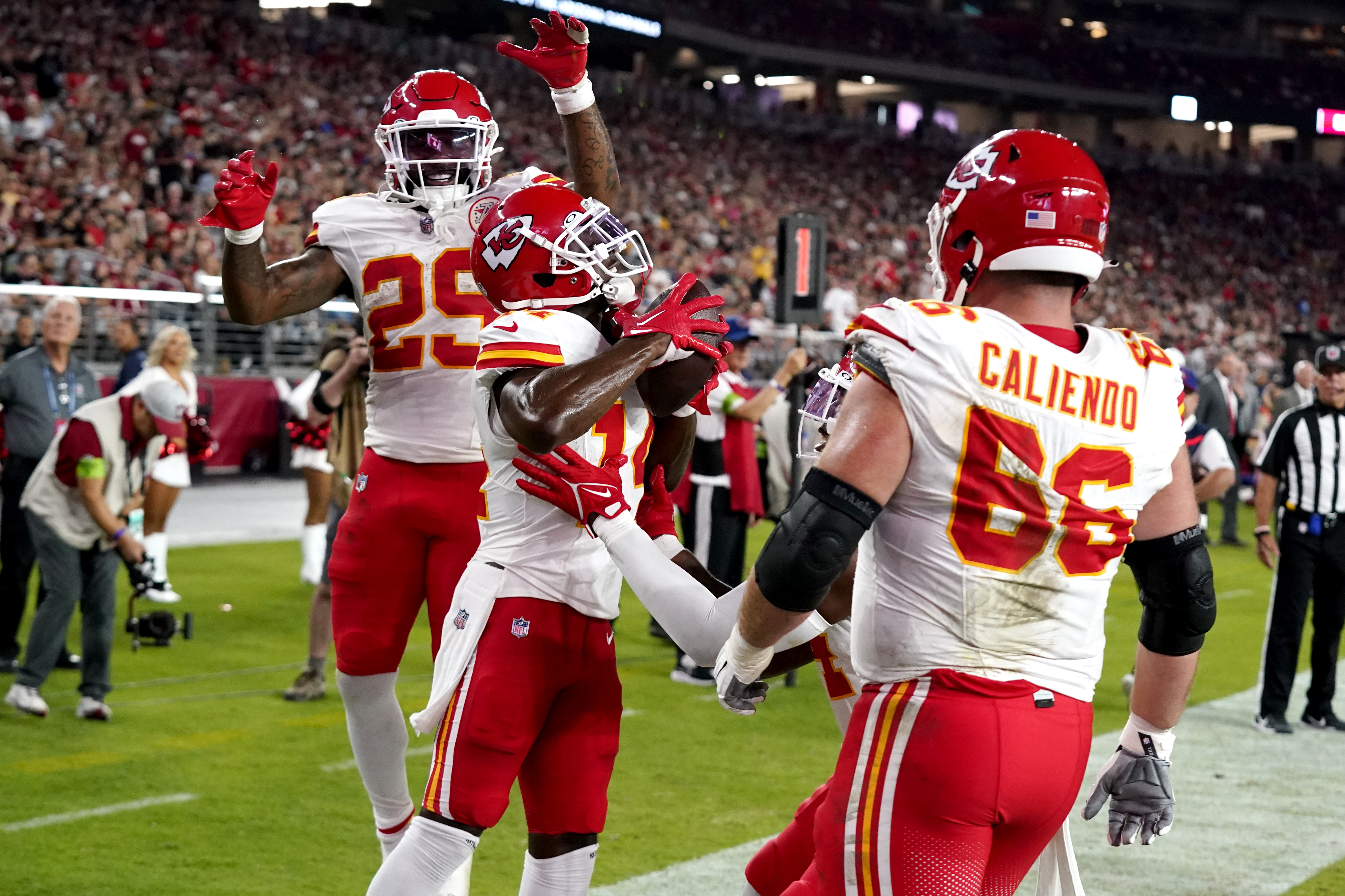 Mahomes throws a touchdown pass as Chiefs roll to 38-10 preseason win over  the Cardinals