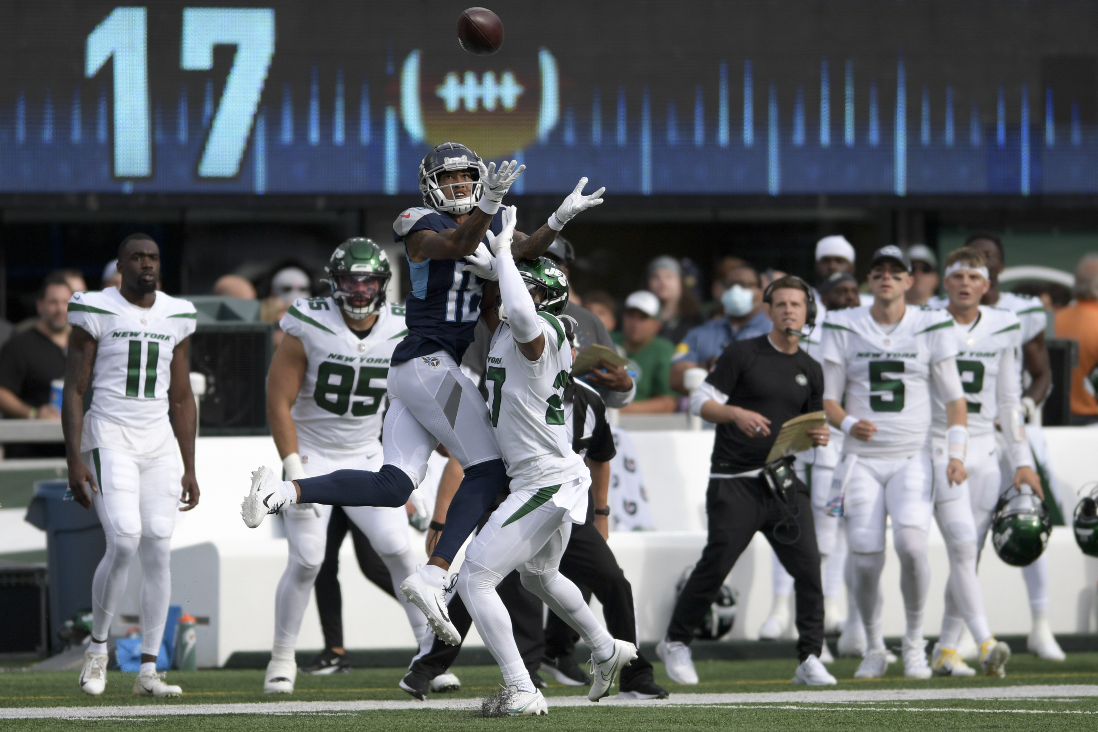 Jets get first win, top Titans 27-24 in OT on Bullock's miss