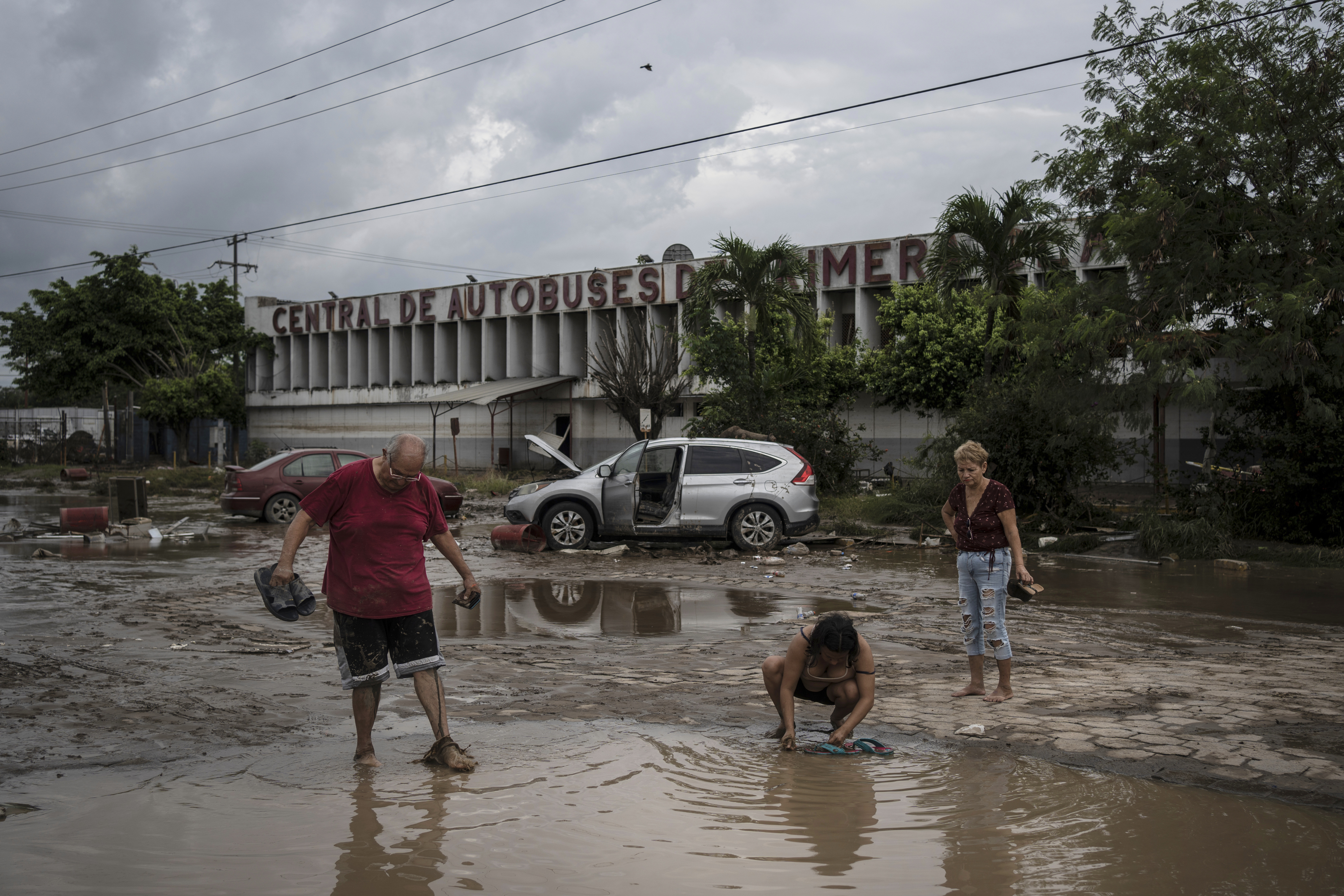 Heavy rain in Mexico sets off floods and landslides, killing at