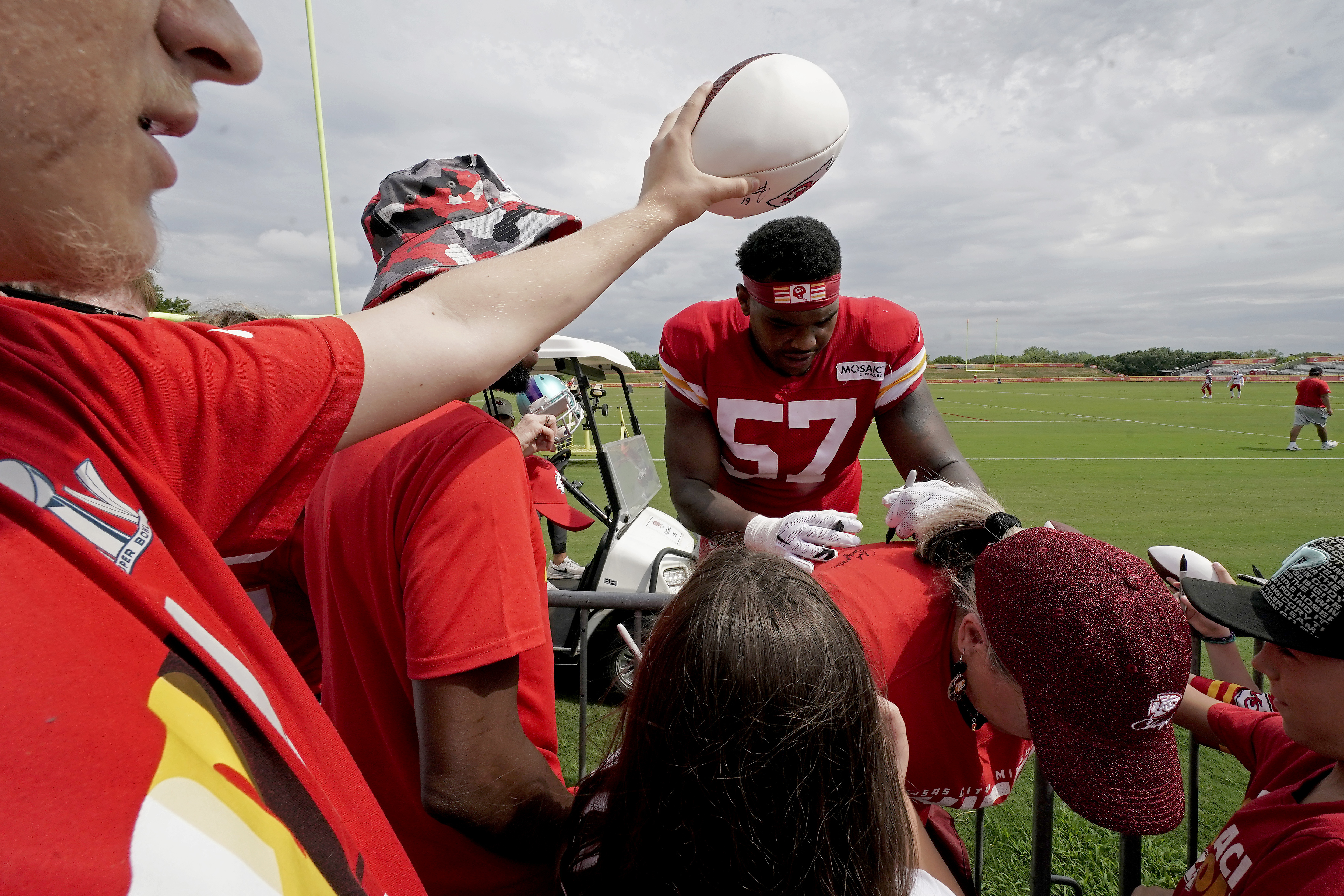 2022 Pro Bowl: Chiefs players stayed after practice to sign autographs