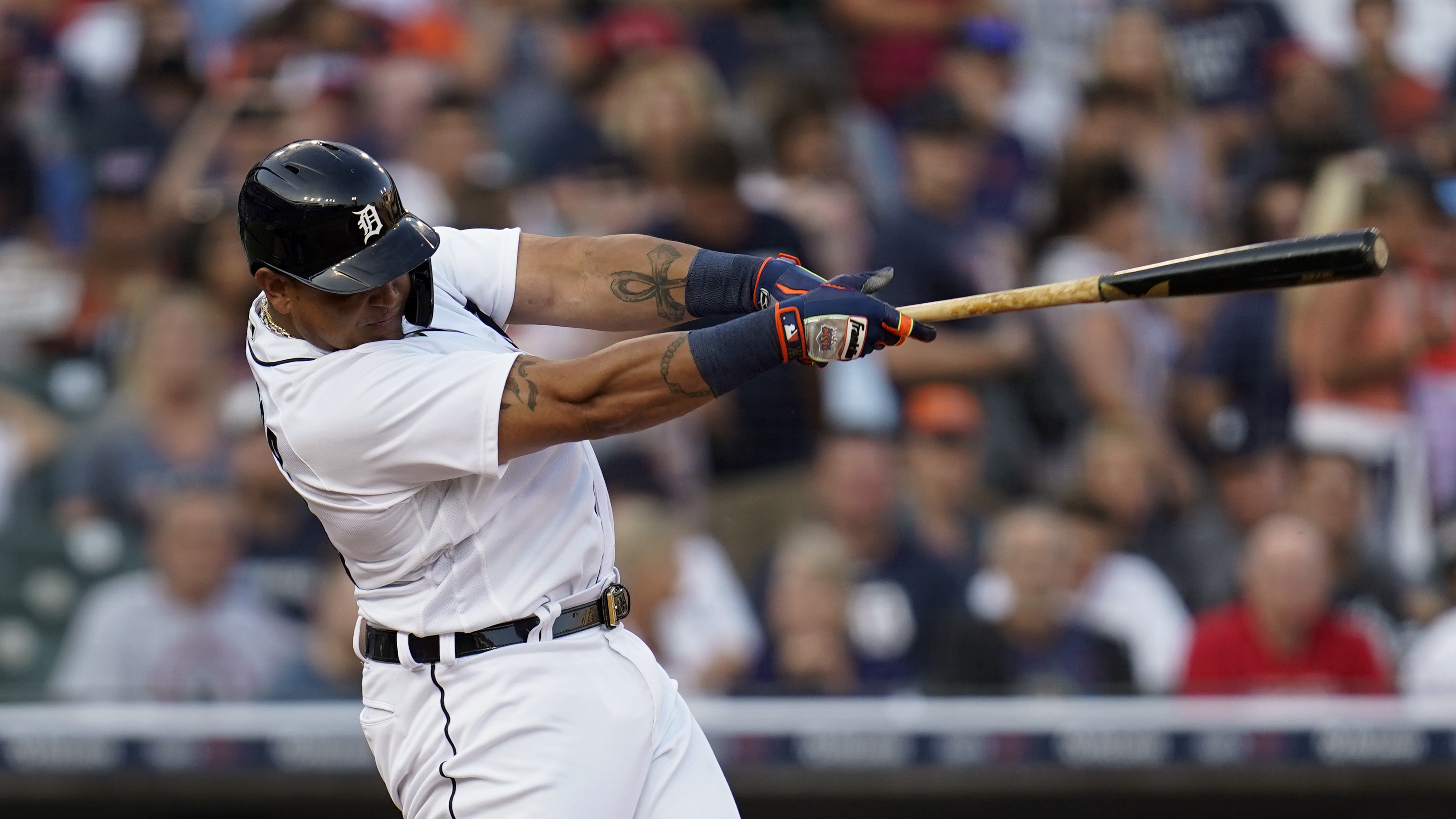 Watch: Tigers' Miguel Cabrera hits first HR of MLB season in snow 