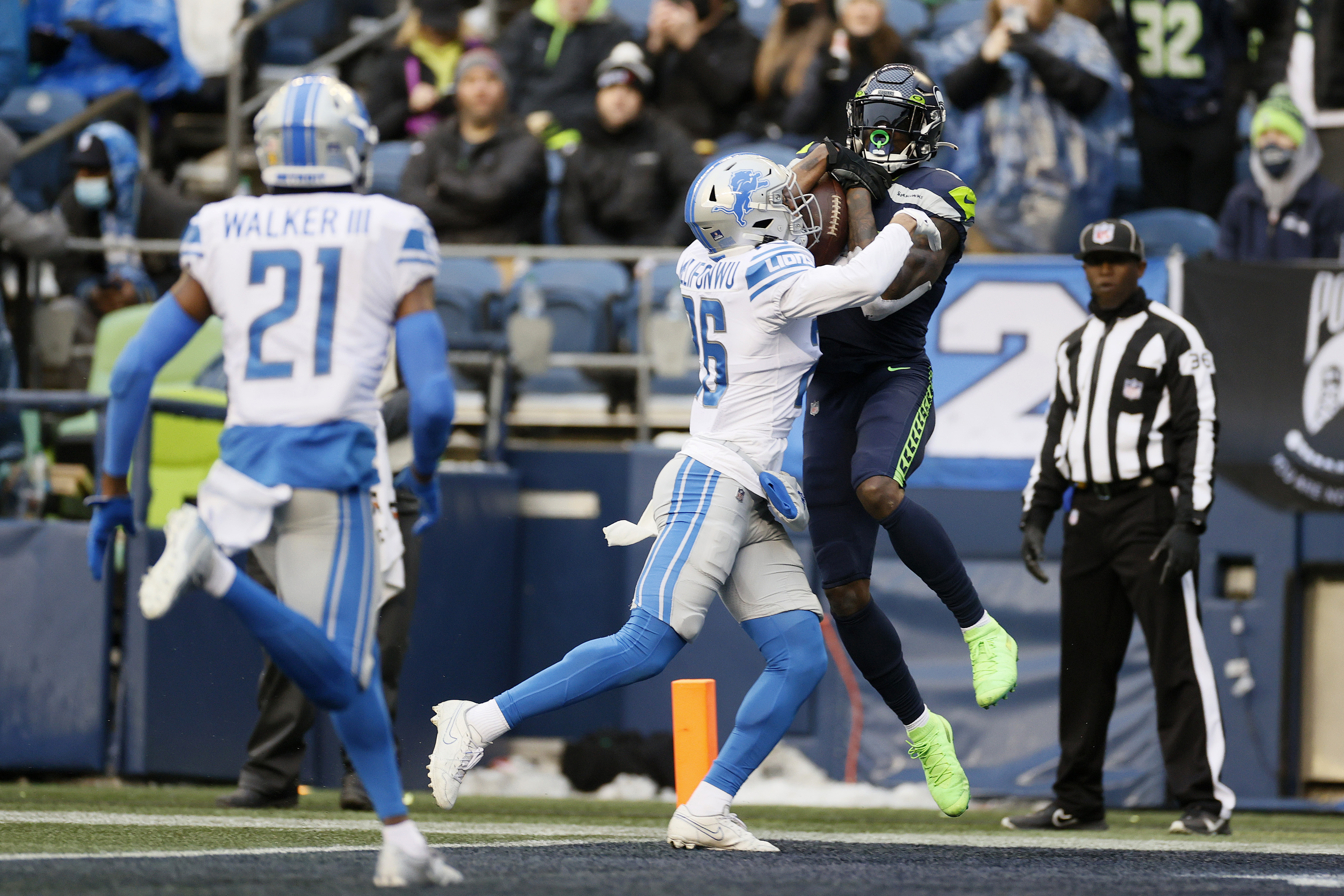 DK Metcalf of the Seattle Seahawks catches the ball for a touchdown News  Photo - Getty Images