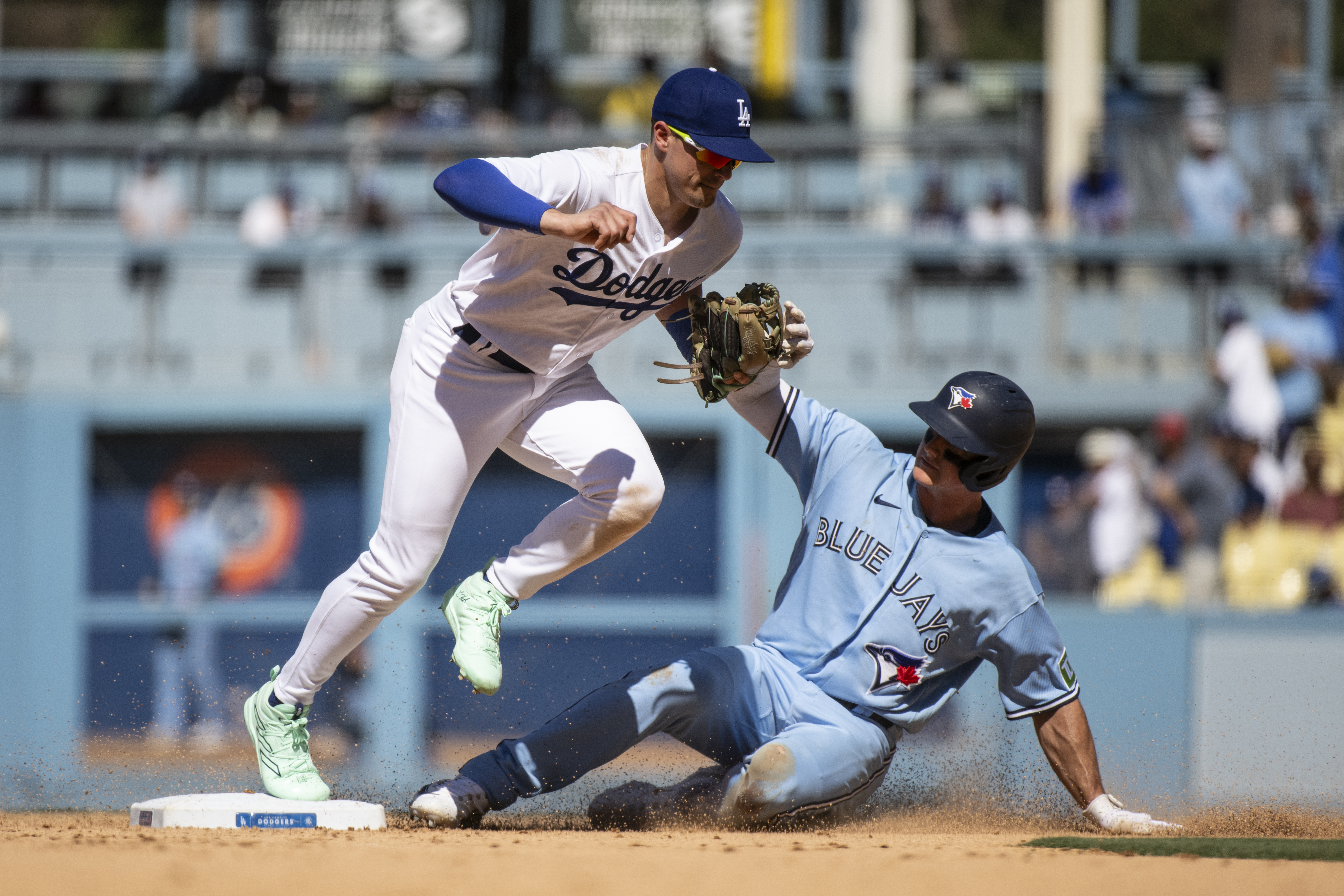 Blue Jays rout Dodgers 8-1, take 2 of 3 from LA