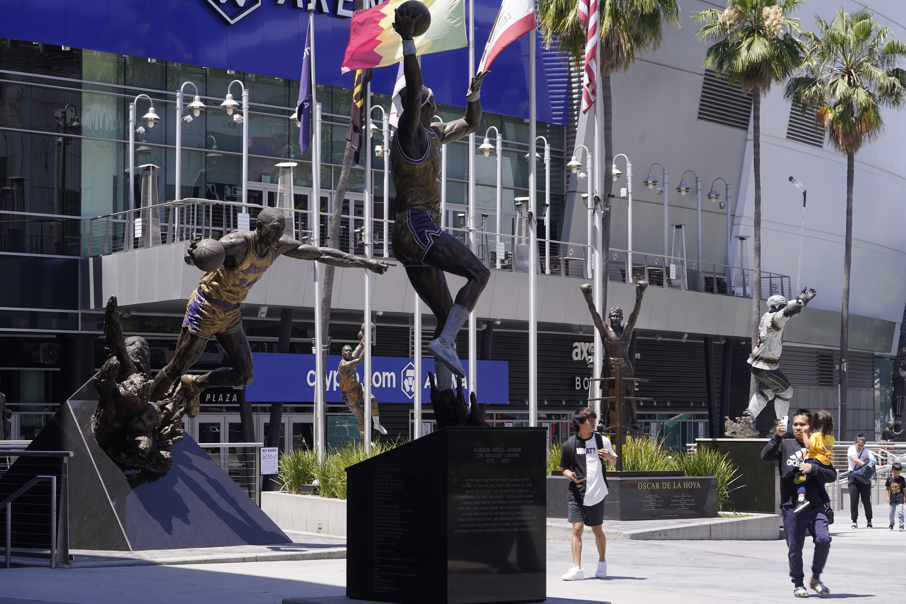 Los Angeles Lakers to unveil Kobe Bryant statue outside their arena on Feb.  8 - KESQ