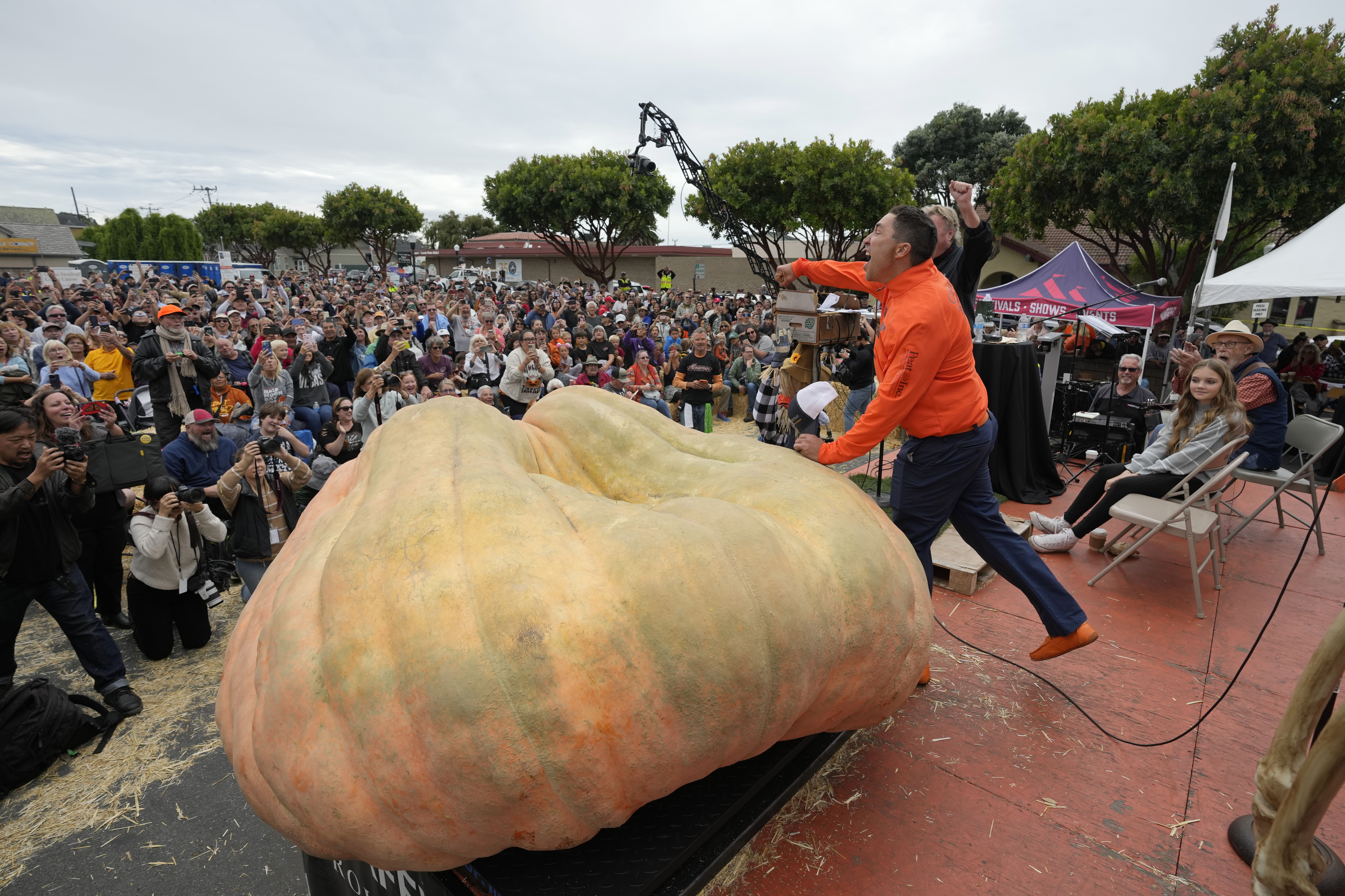 Pumpkin weighing 2,749 pounds wins California contest, sets world