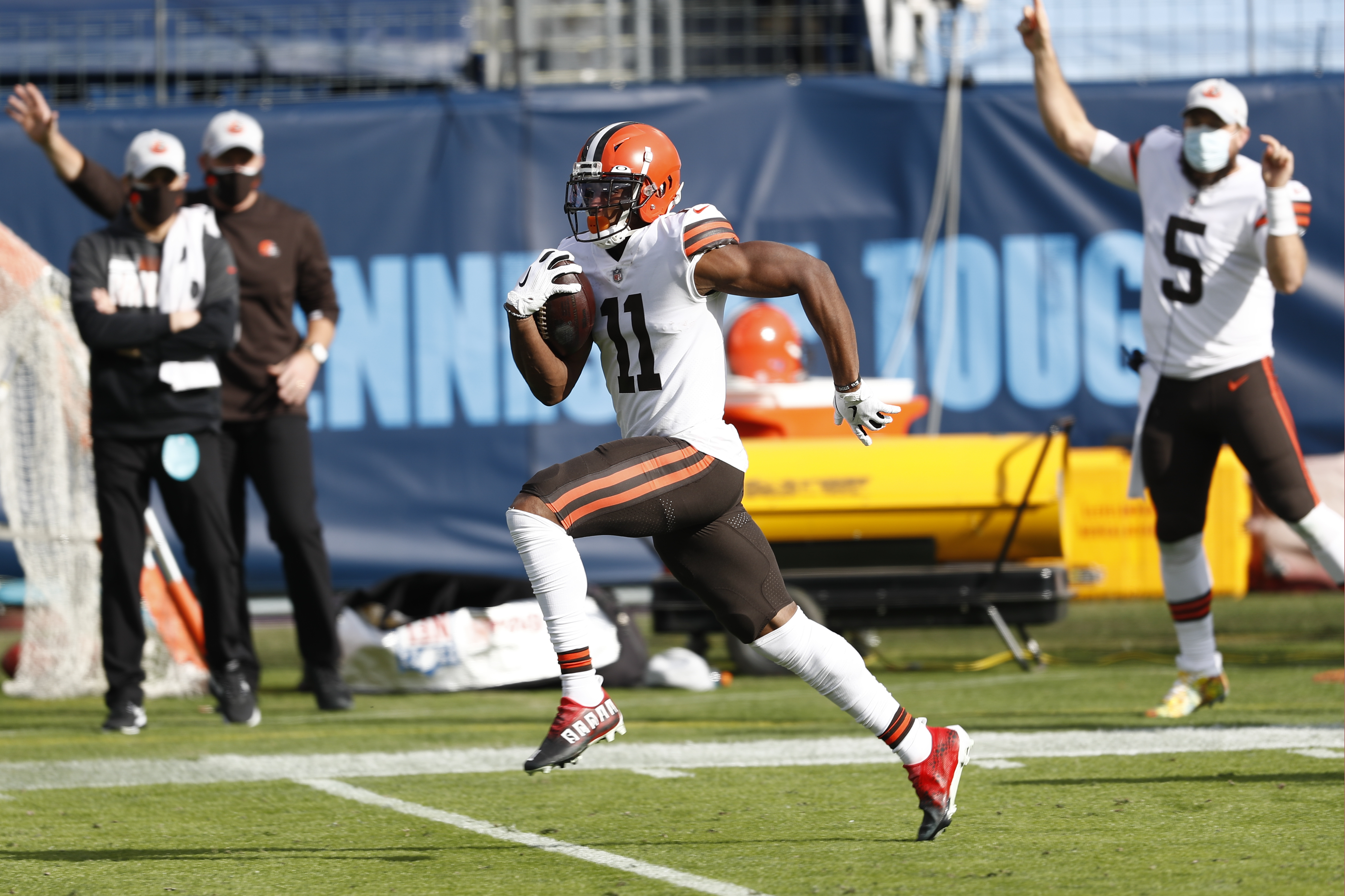 Mayfield throws 4 TDs in 1st half, Browns beat Titans 41-35