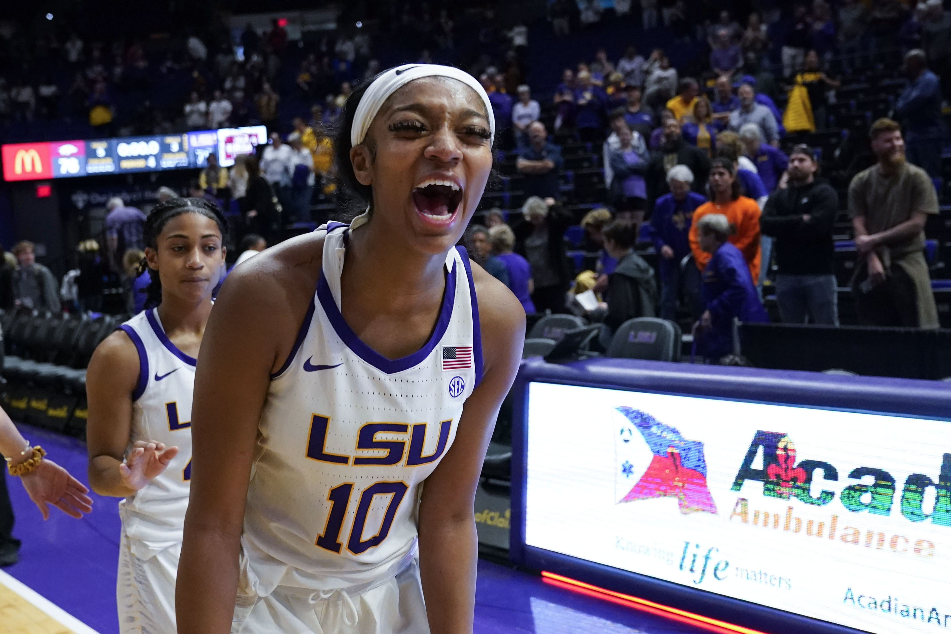 Angel Reese scores 30, unbeaten No. 3 LSU edges Arkansas