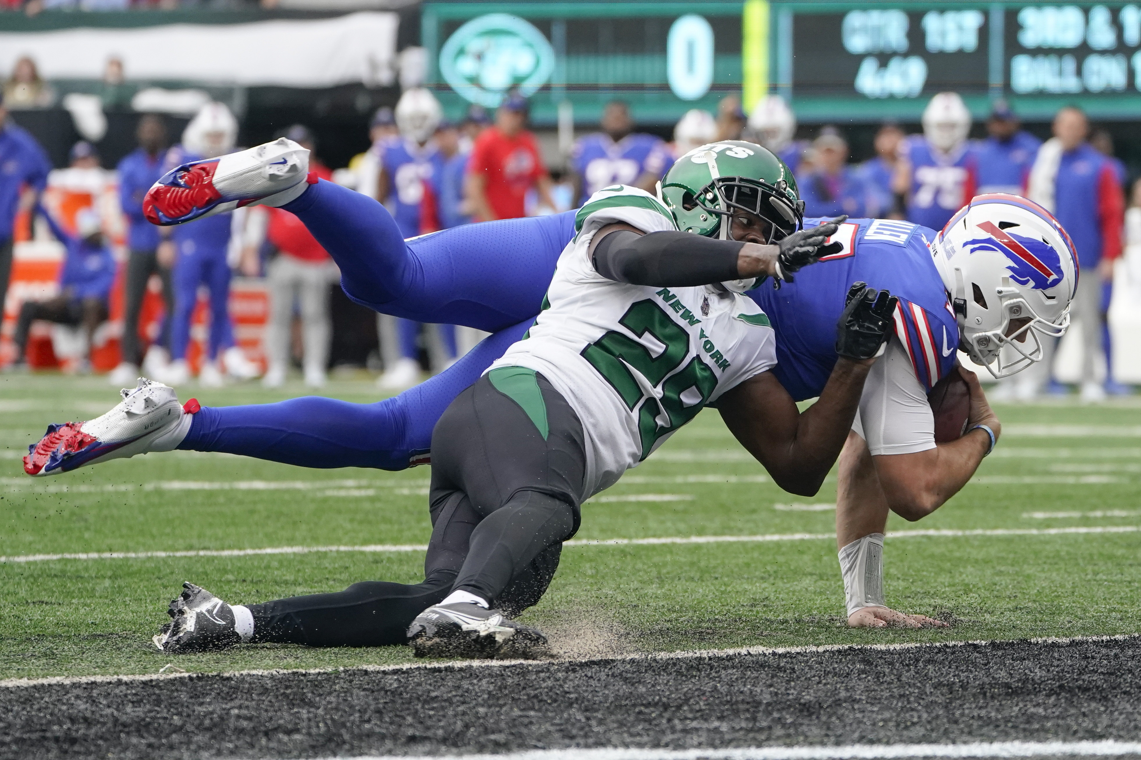 EAST RUTHERFORD, NJ - NOVEMBER 06: New York Jets quarterback Zach Wilson  (2) runs during the National Football League game between the New York Jets  and Buffalo Bills on November 6, 2022