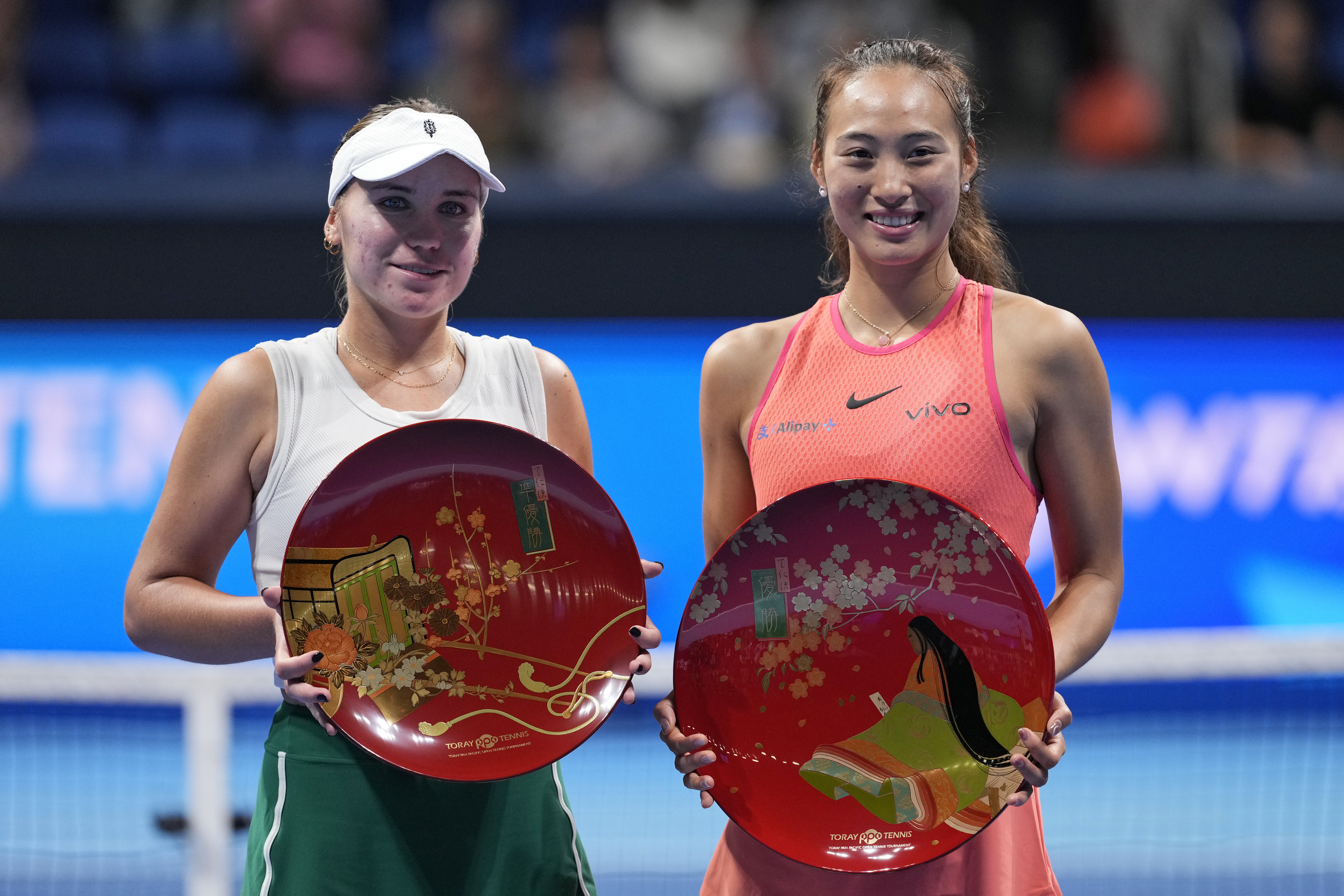 Qinwen Zheng defeats wild card Sophia Kenin to win in Tokyo and