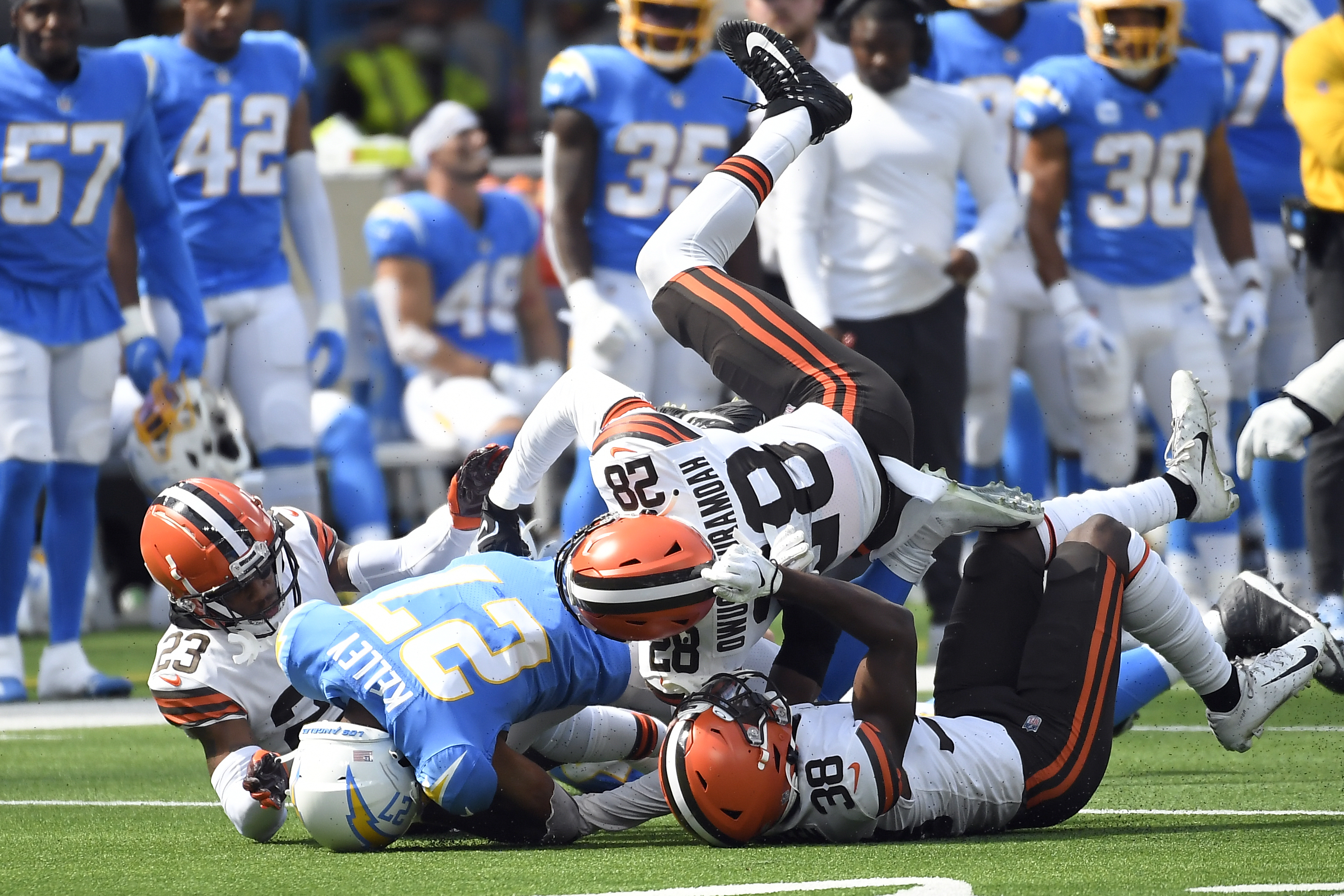 Browns' Owusu-Koramoah out of hospital, has throat bruise – KGET 17