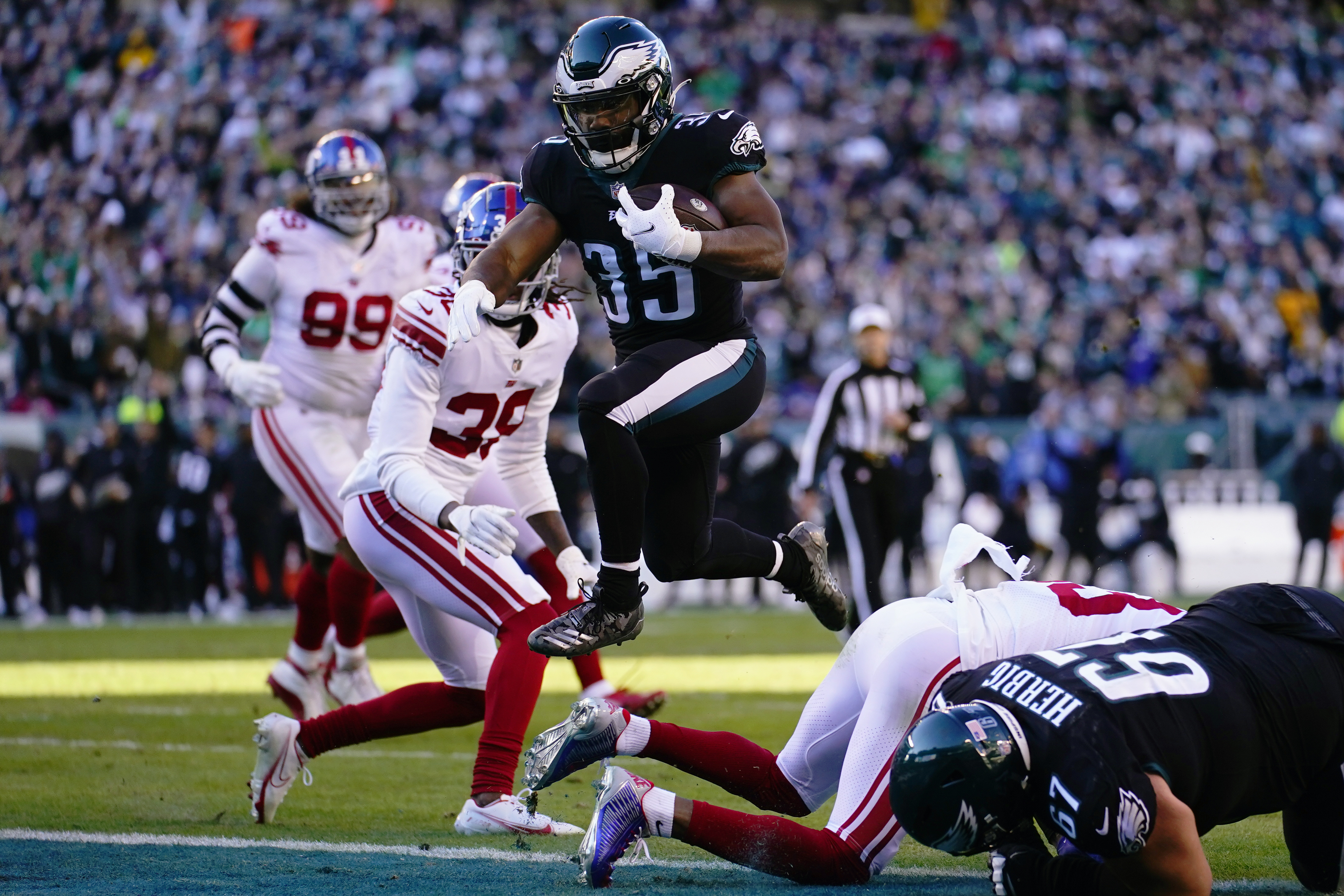 Philadelphia Eagles 34, New York Giants 17: Eagles win NFC East