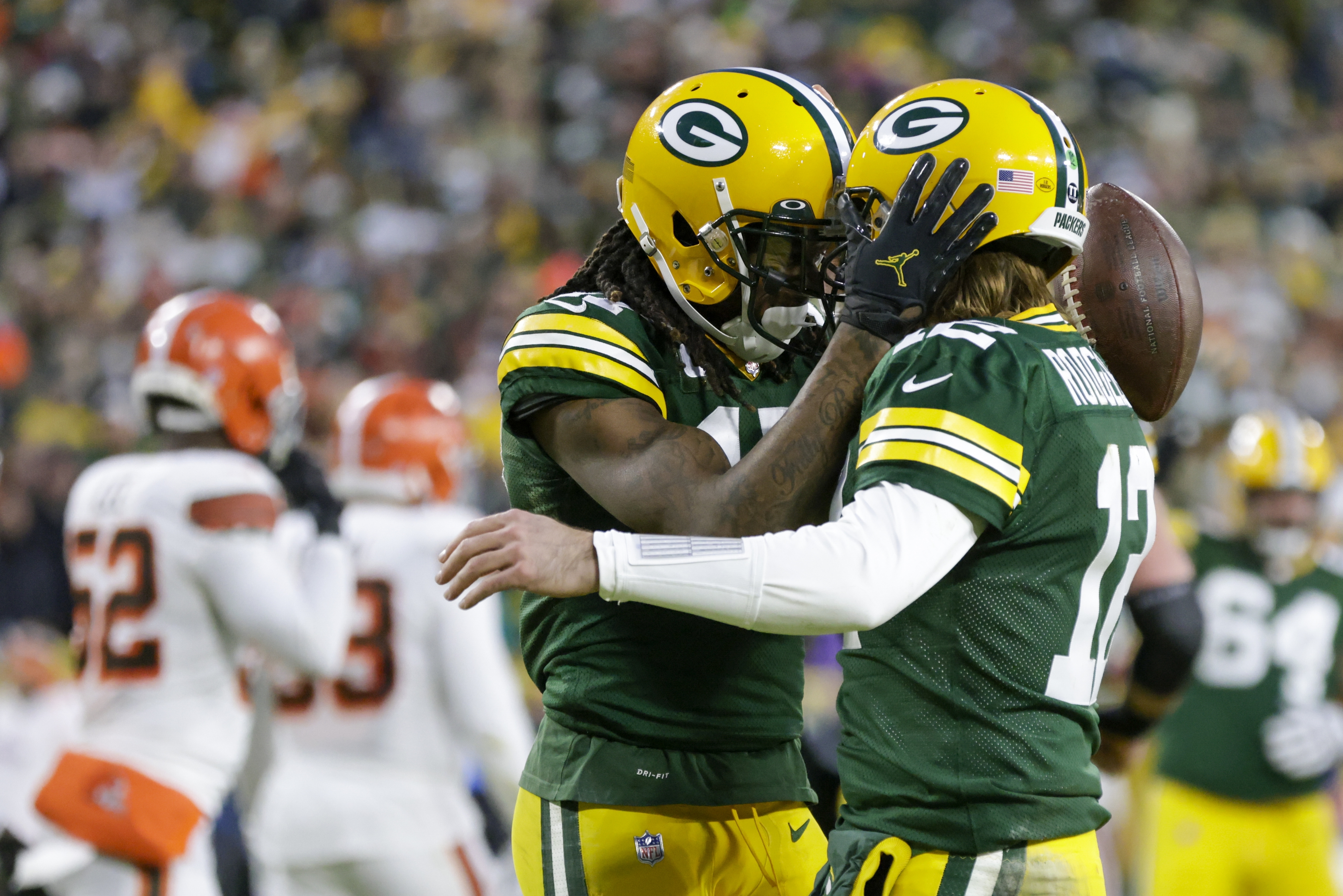 Rodgers breaks Favre's Packers record for career TD passes