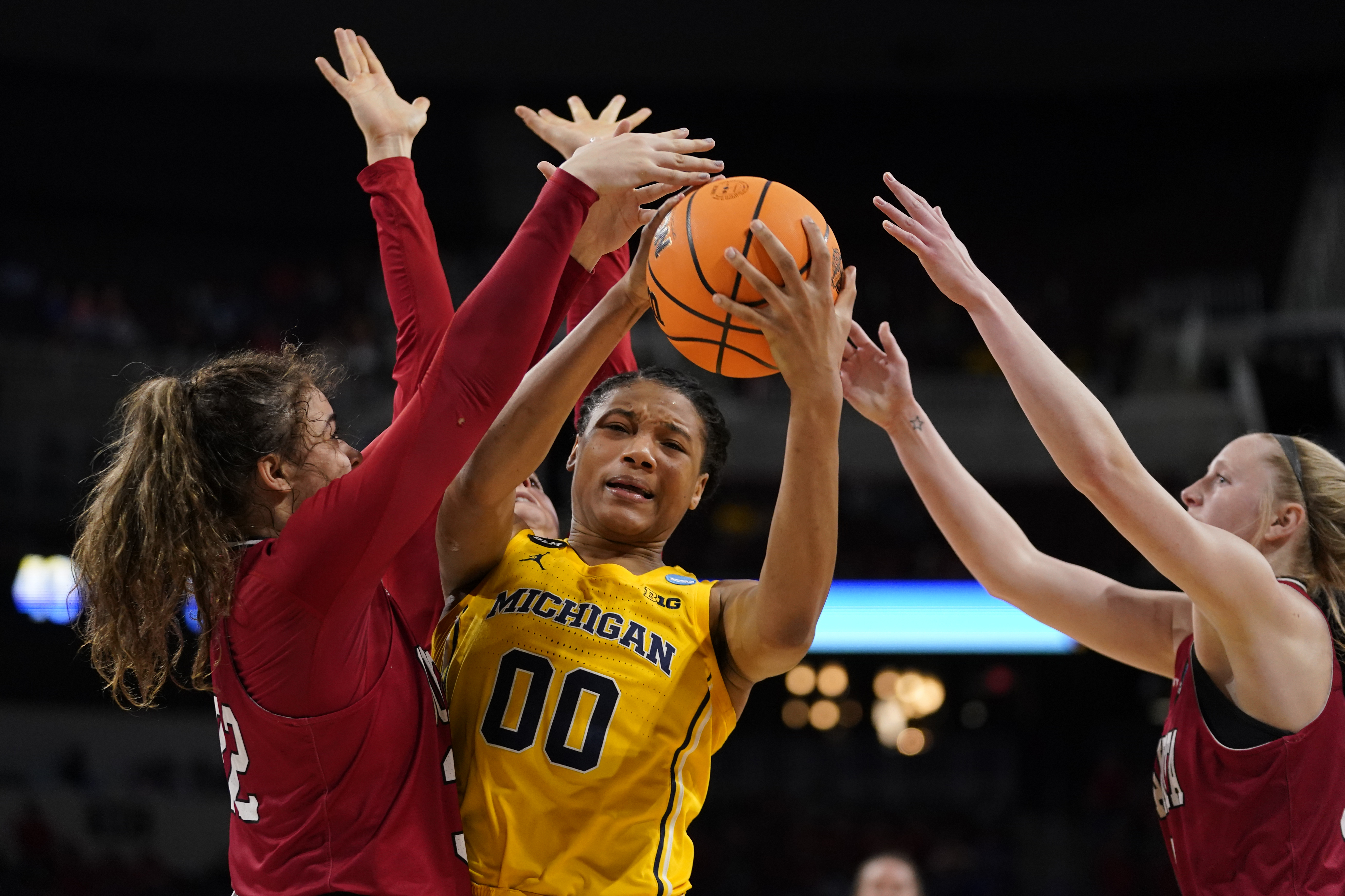 Hillmon's 17 put Michigan women past S. Dakota in Sweet 16