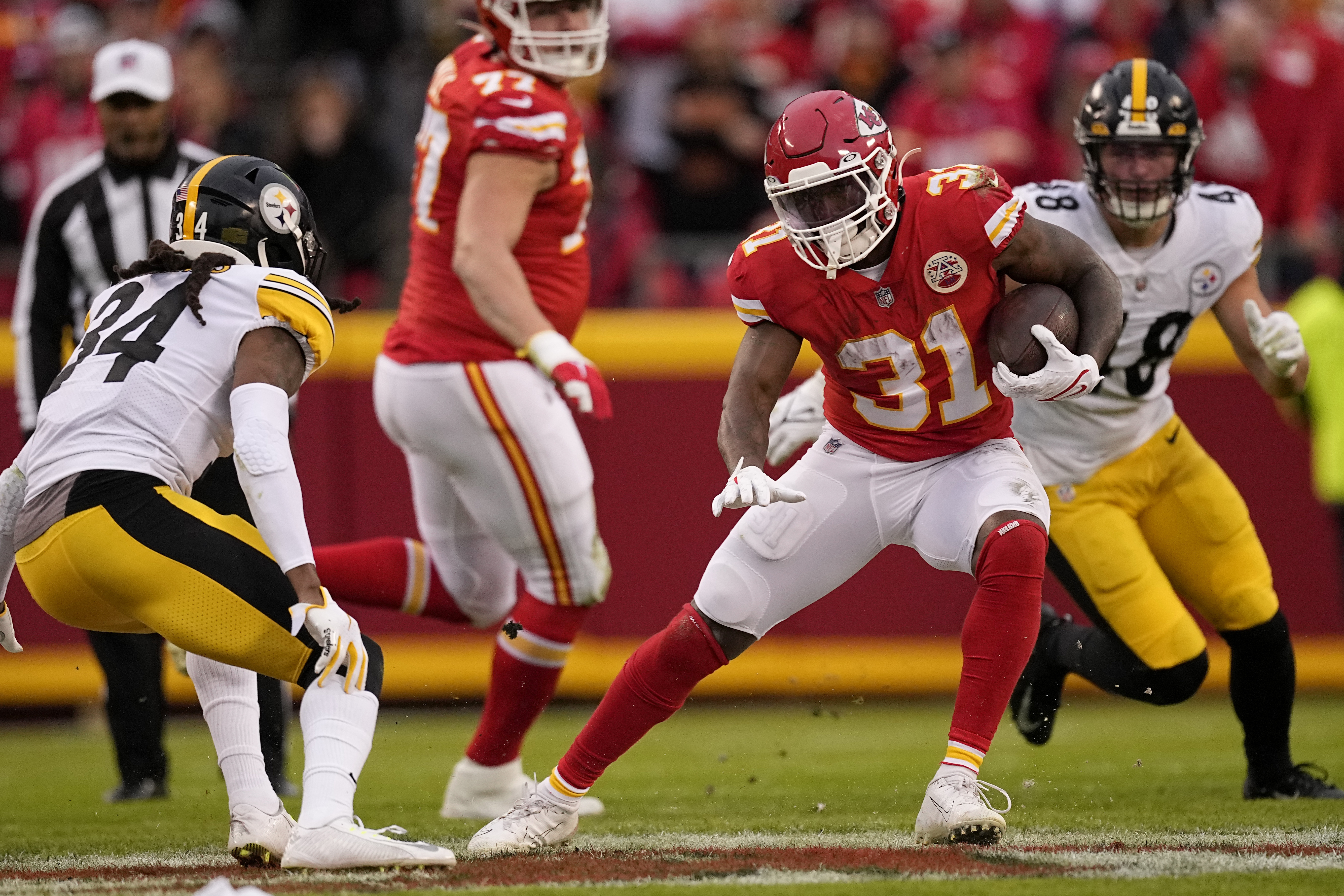 Clyde Edwards-Helaire leaves Chiefs vs. Steelers with collarbone injury