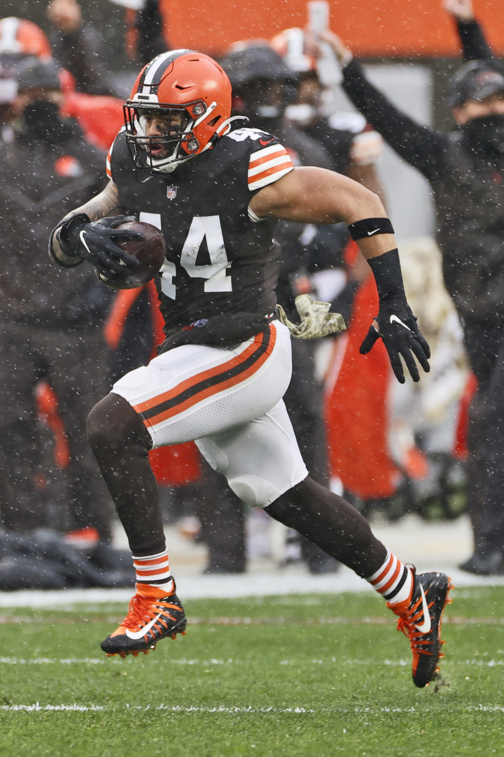 Browns step up without Garrett, down Eagles in steady rain