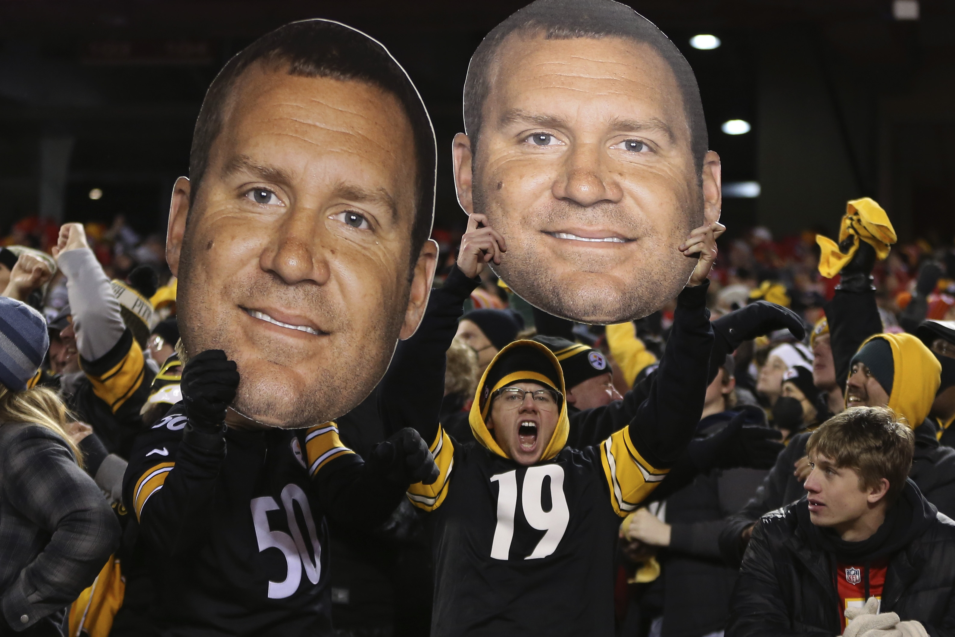 Pittsburgh Steelers quarterback Ben Roethlisberger holds the hand of  Pittsburgh Steelers Head Coach Mike Tomlin as they watch the final seconds  of the game on February 1. 2009. Roethlisberger tossed a game-winning