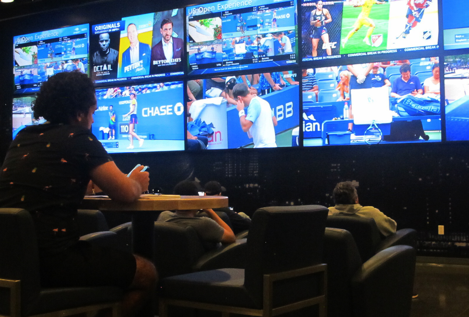 BetMGM to Open First Betting Parlor at NFL Stadium - WSJ