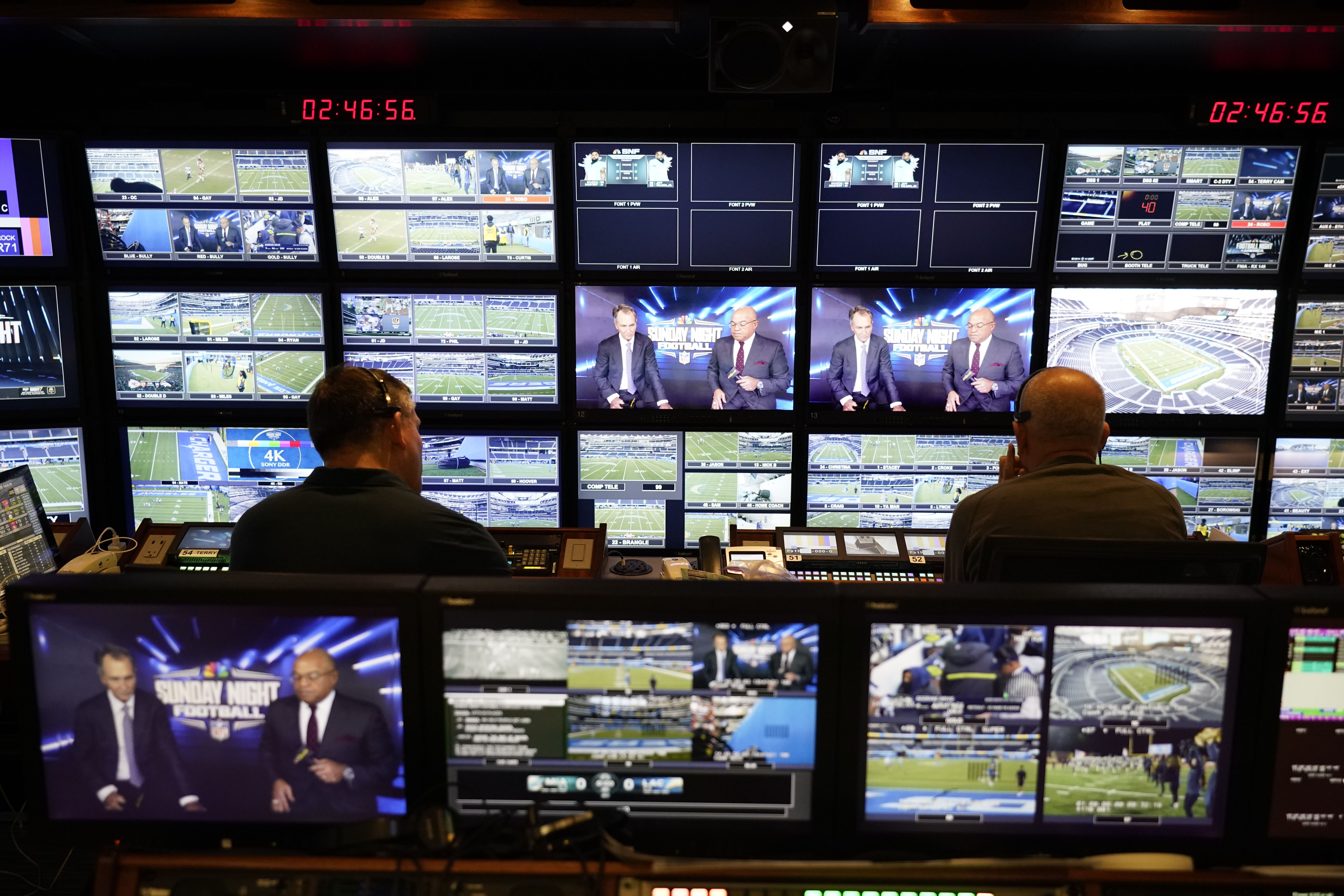 NBC's 'Sunday Night Football' rolls with new broadcast crew - The San Diego  Union-Tribune