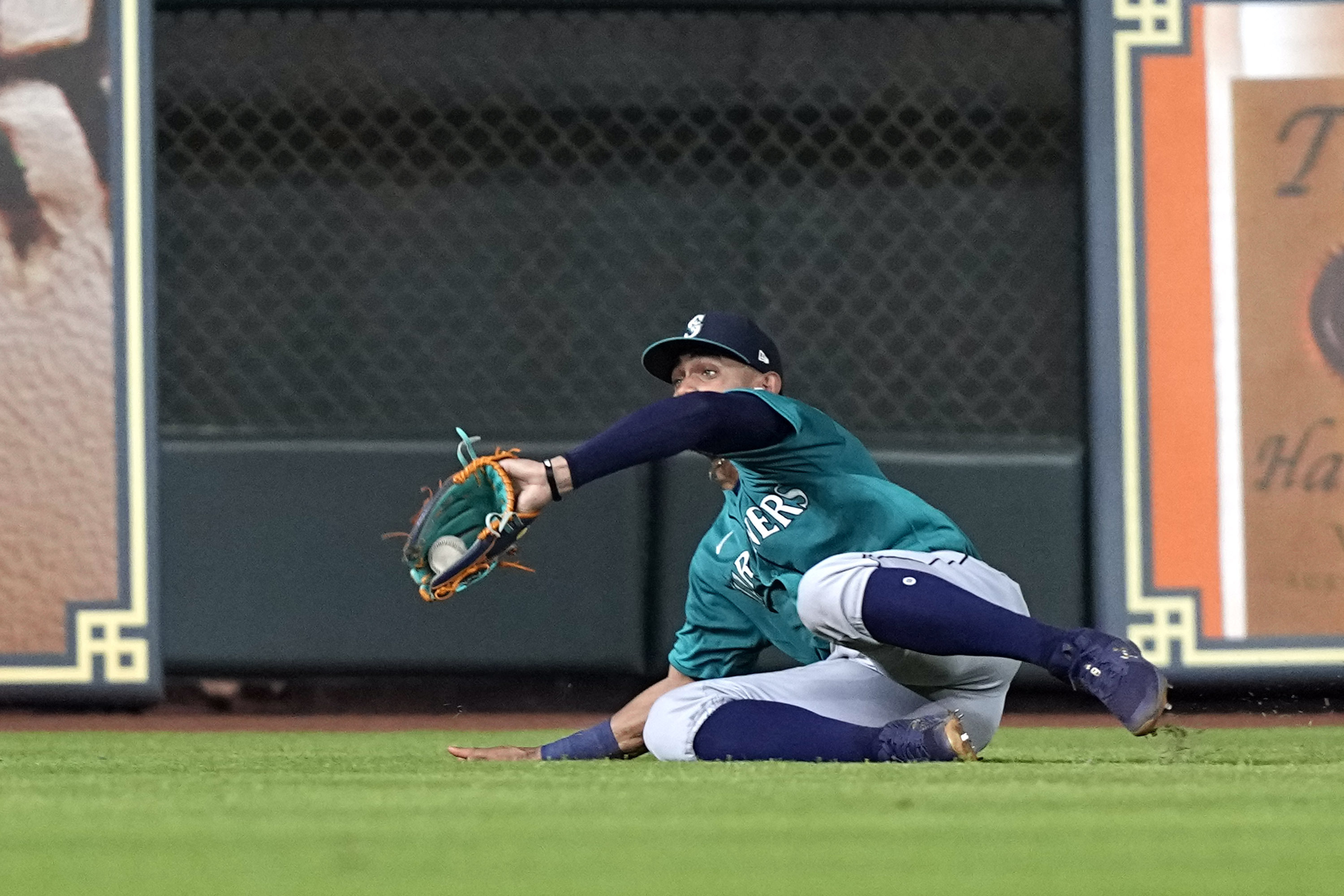 Astros' Hector Neris, Dusty Baker suspended after scuffle vs. Mariners