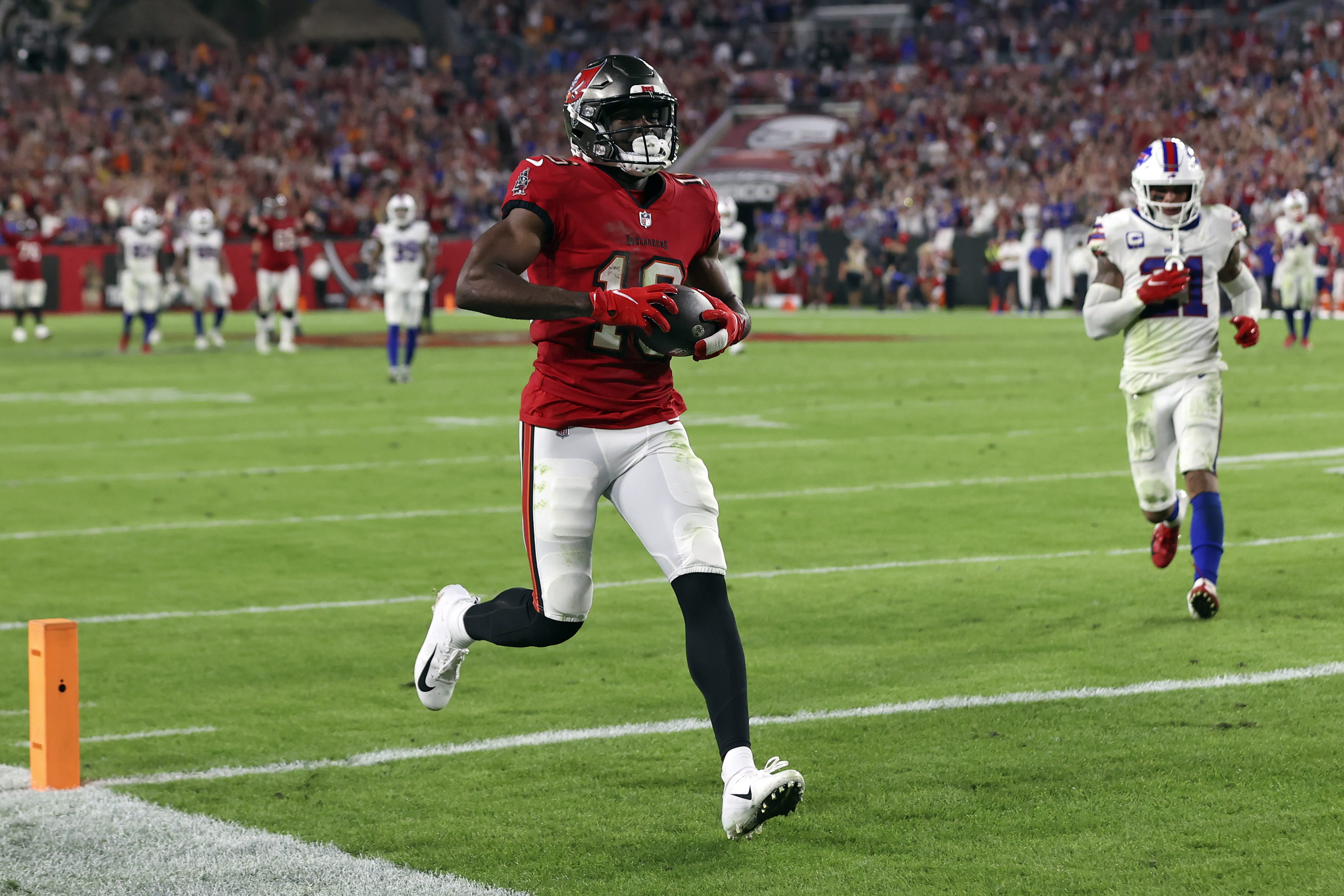 Tom Brady's 700th TD pass lifts Bucs over Bills 33-27 in OT