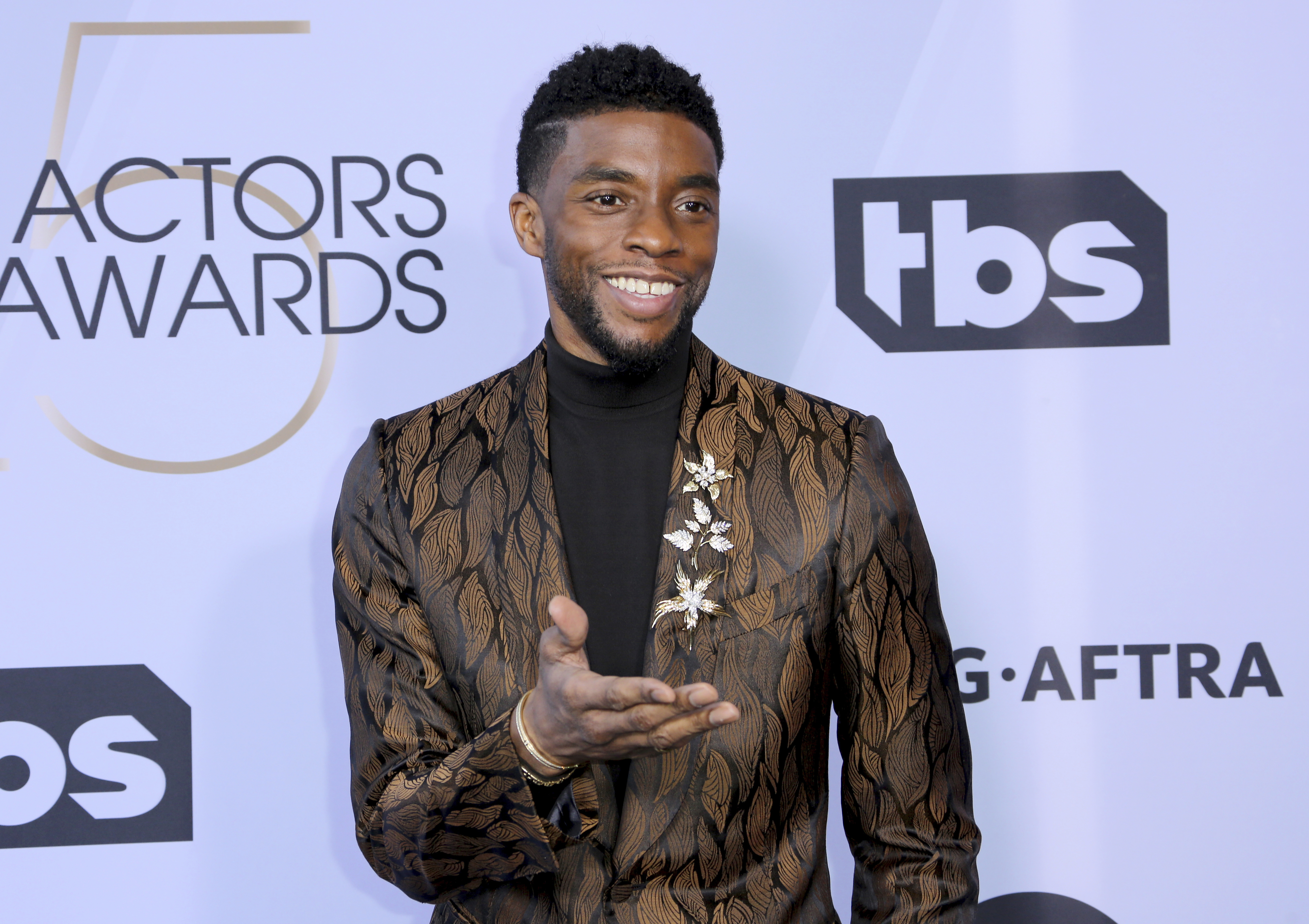 Hamilton dedicates F1 pole position to Chadwick Boseman - Yahoo Sports